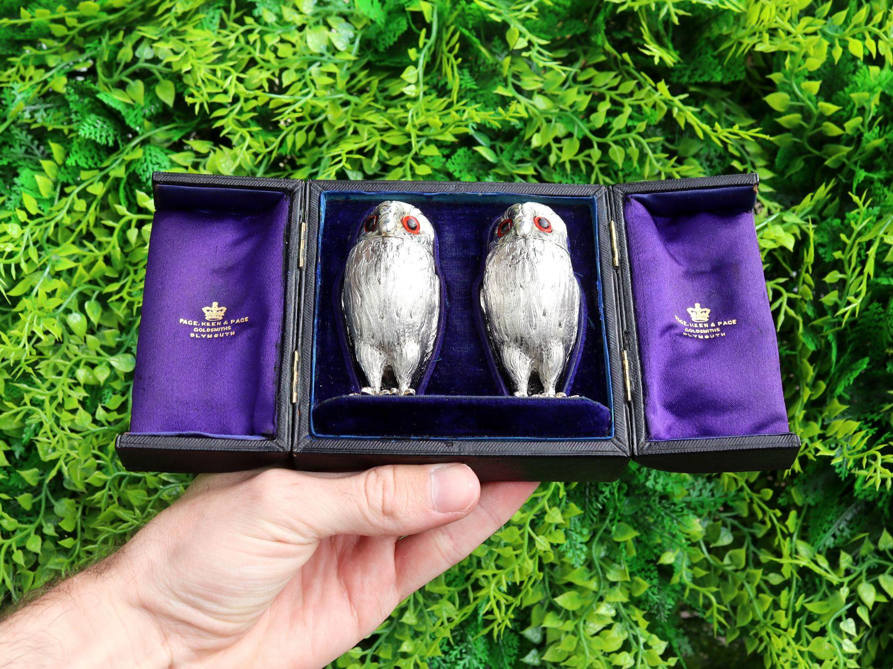 An exceptional, fine and impressive, pair of antique Victorian English cast sterling silver pepperettes / peppers modelled in the form of owls - boxed; an addition to our collectable silver collection

These exceptional antique Victorian cast