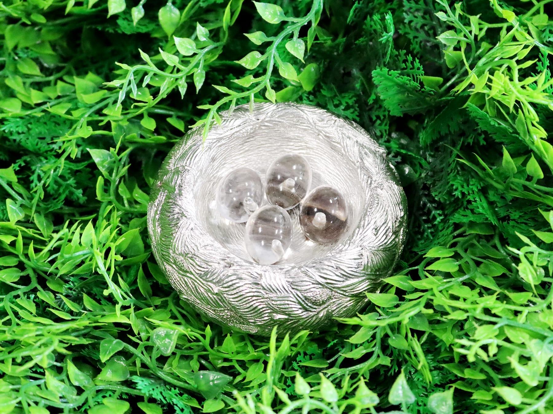 Eine außergewöhnliche, feine und beeindruckende, seltene antike viktorianische gegossenen englischen Sterling Silber Briefbeschwerer / Modell eines Nestes mit Glas Eier; Teil unserer seltenen Silberwaren Sammlung.

Dieses außergewöhnliche, feine und