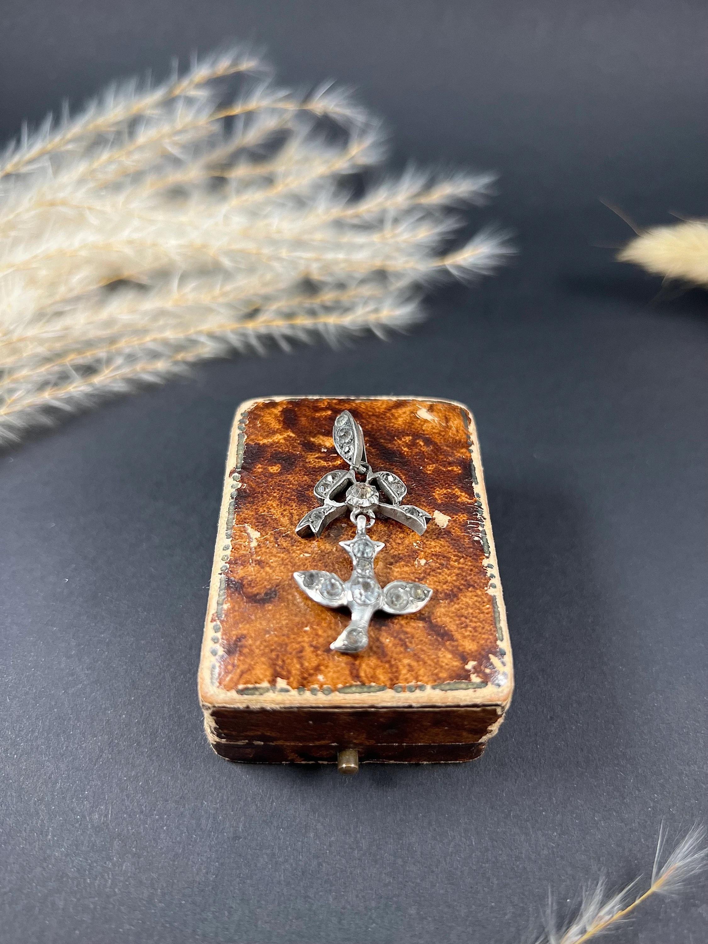 Ciondolo antico a forma di rondine

Argento

Circa 1850

Questo splendido ciondolo a forma di rondine in argento sterling è un vero pezzo d'epoca, risalente al 1850 circa. La rondine, nota per il suo simbolismo di amore, lealtà e libertà, è
