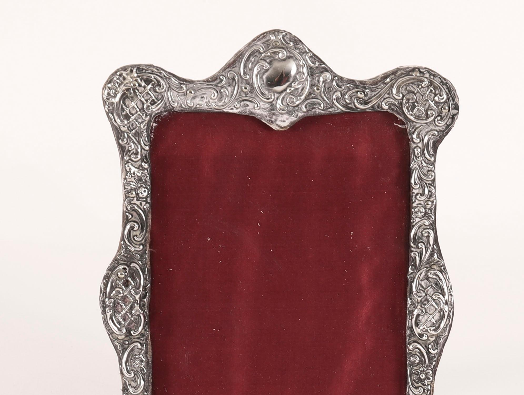 Superbe cadre photo décoratif en argent sterling de l'époque victorienne, portant les poinçons de Henry Matthews, Birmingham, et daté de 1905.

Ce magnifique cadre rectangulaire en forme de portrait est décoré de motifs floraux et de feuillages