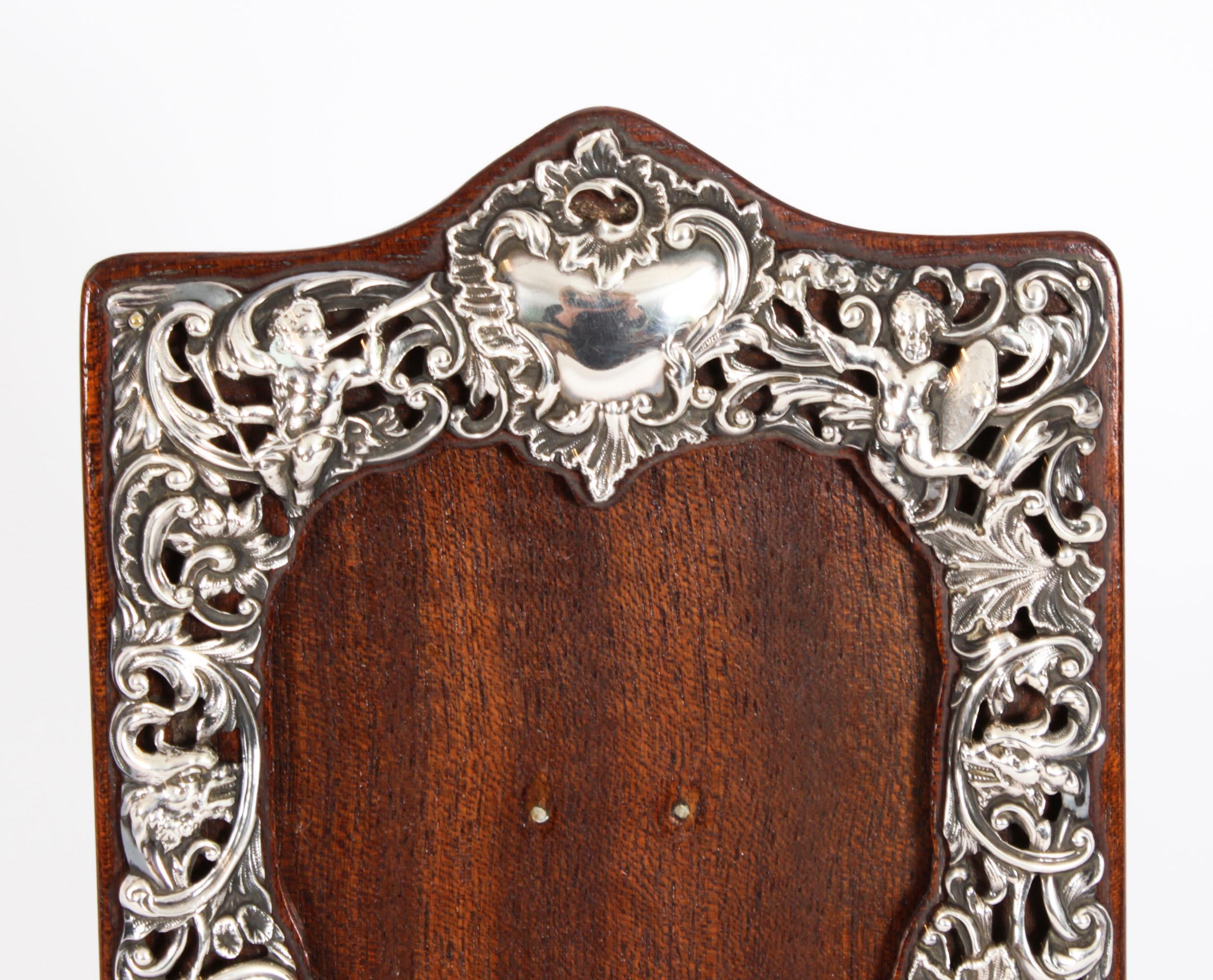Antique Victorian Sterling Silver Photo Frame William Comyns 1897 20x14cm In Good Condition For Sale In London, GB