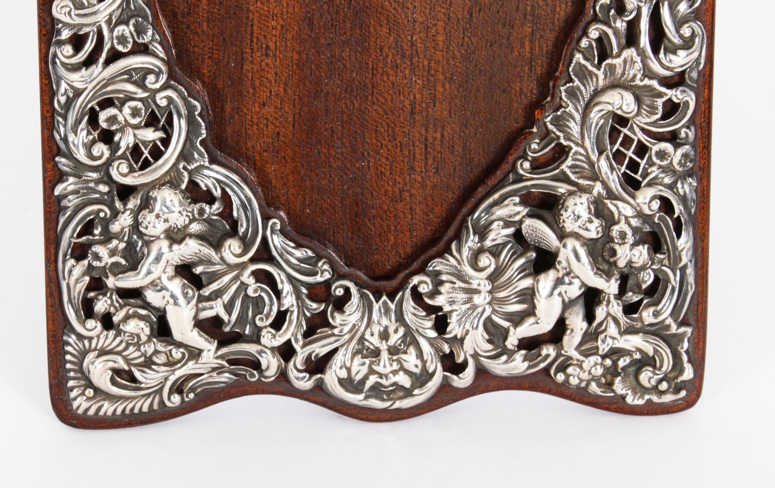 Marco de fotos antiguo victoriano de plata de ley William Comyns 1897 20x14cm Fines del siglo XIX en venta