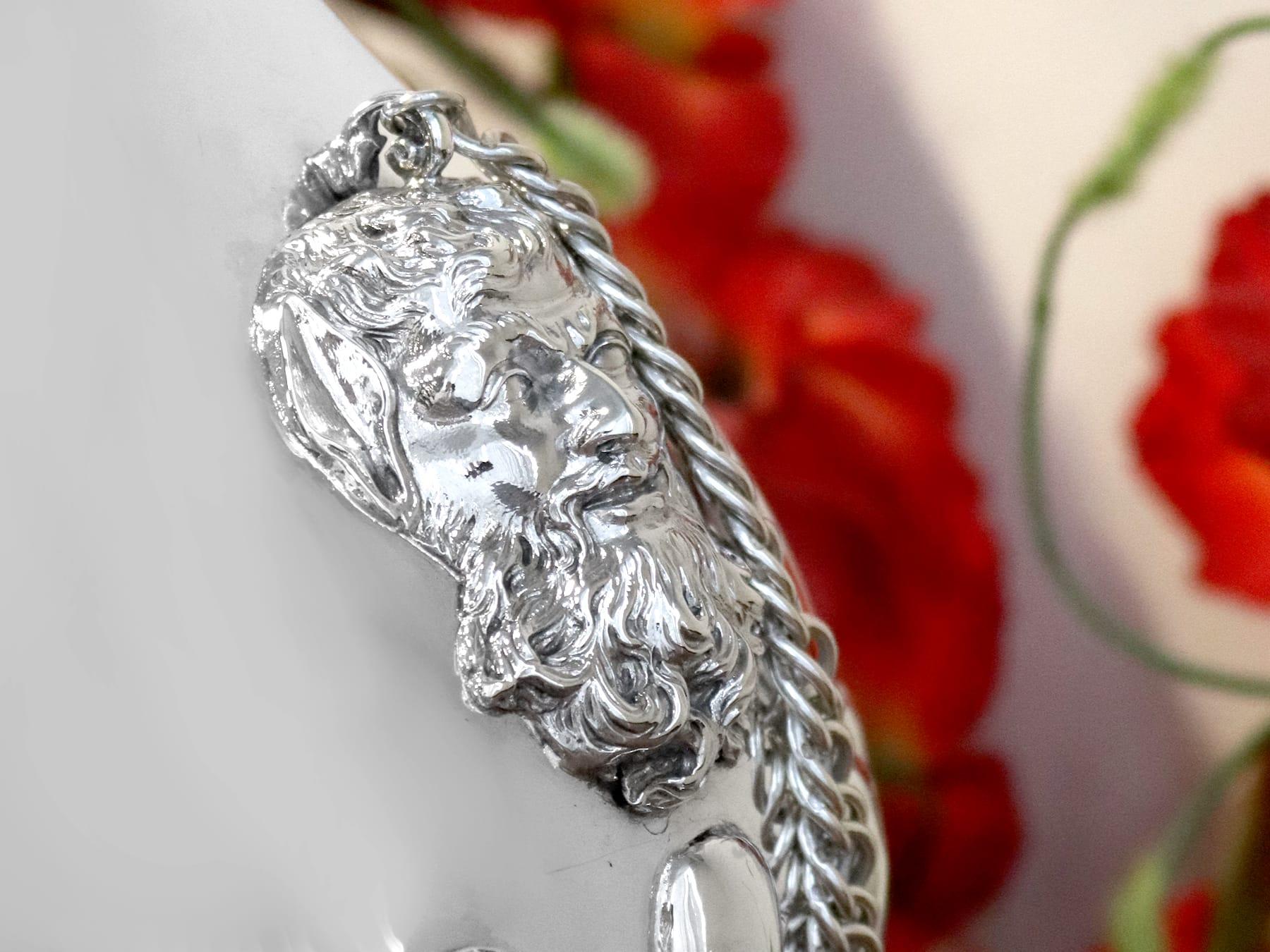 Eine außergewöhnliche, feine und beeindruckende, große antike viktorianische englische Pilgerflasche/Vase aus Sterlingsilber; eine Ergänzung zu unserer Sammlung von Ziersilberwaren.

Diese außergewöhnliche und große antike viktorianische Pilgervase