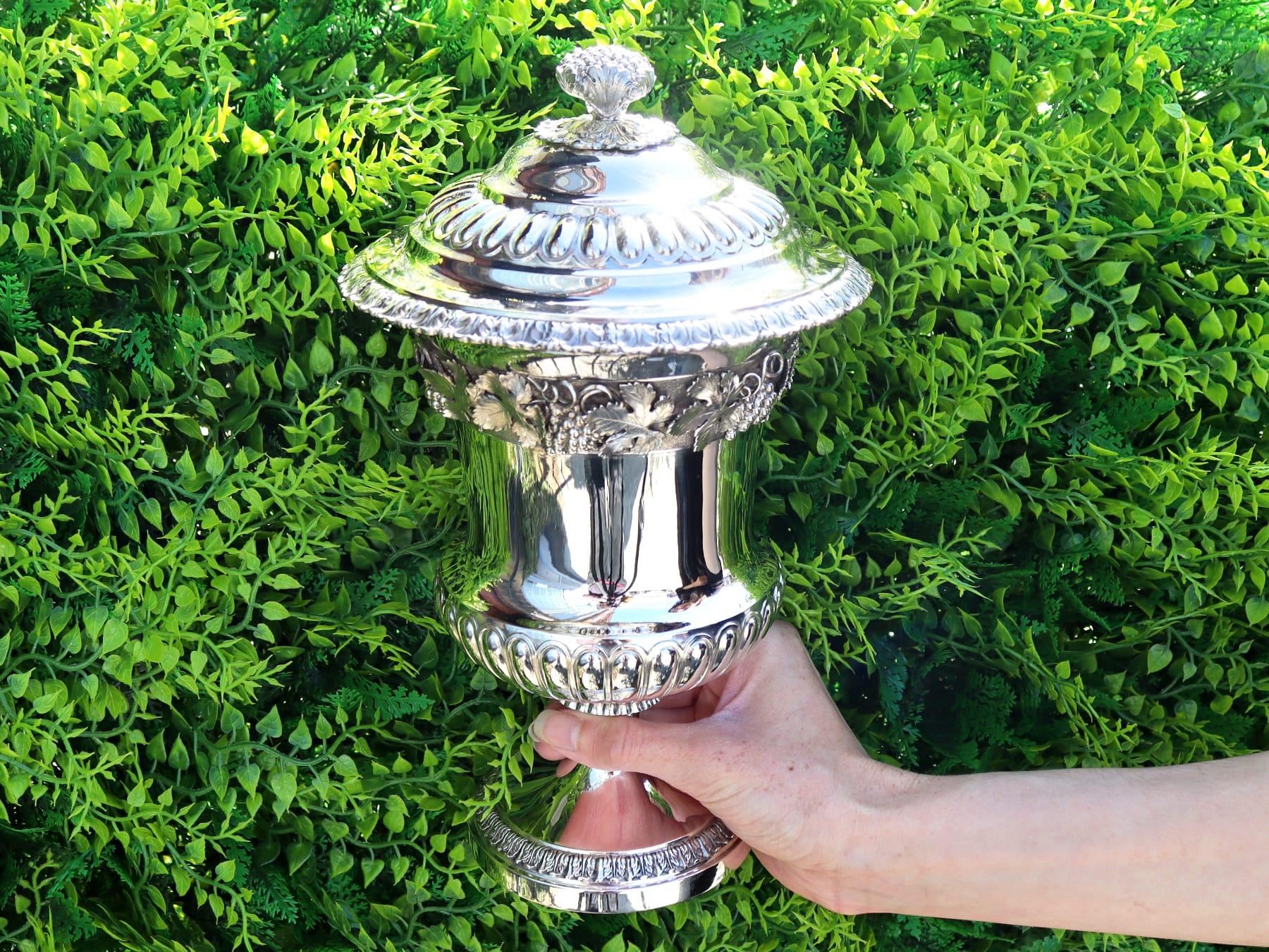 Eine außergewöhnliche, feine und beeindruckende antike viktorianische englische Sterling Silber Präsentation Tasse und Deckel; eine Ergänzung zu unserer viktorianischen Silberwaren Sammlung.

Diese außergewöhnliche antiken viktorianischen Sterling