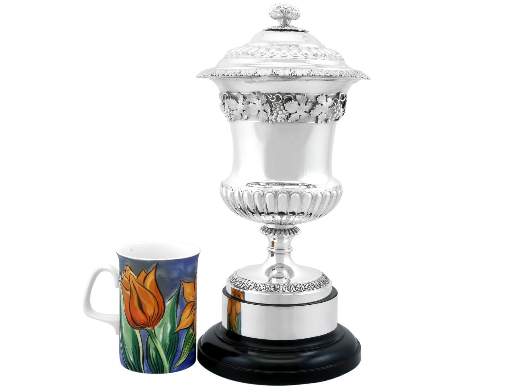Antike viktorianische Sterling Silber Präsentation Tasse und Deckel (1848) im Zustand „Hervorragend“ im Angebot in Jesmond, Newcastle Upon Tyne