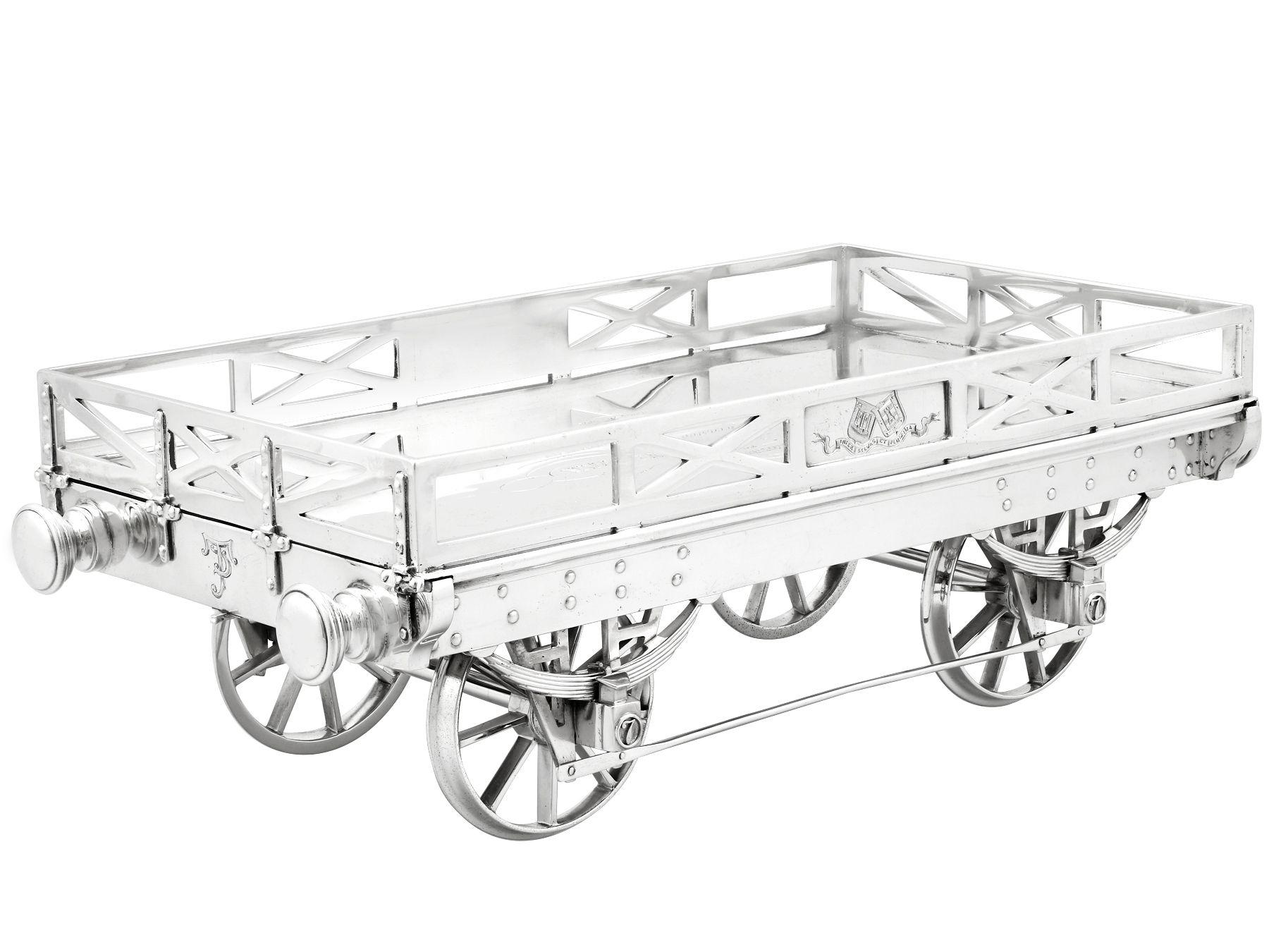 Antiker viktorianischer Präsentations-Eisenbahnwagen / Tafelaufsatz aus Sterlingsilber (Mittleres 19. Jahrhundert) im Angebot