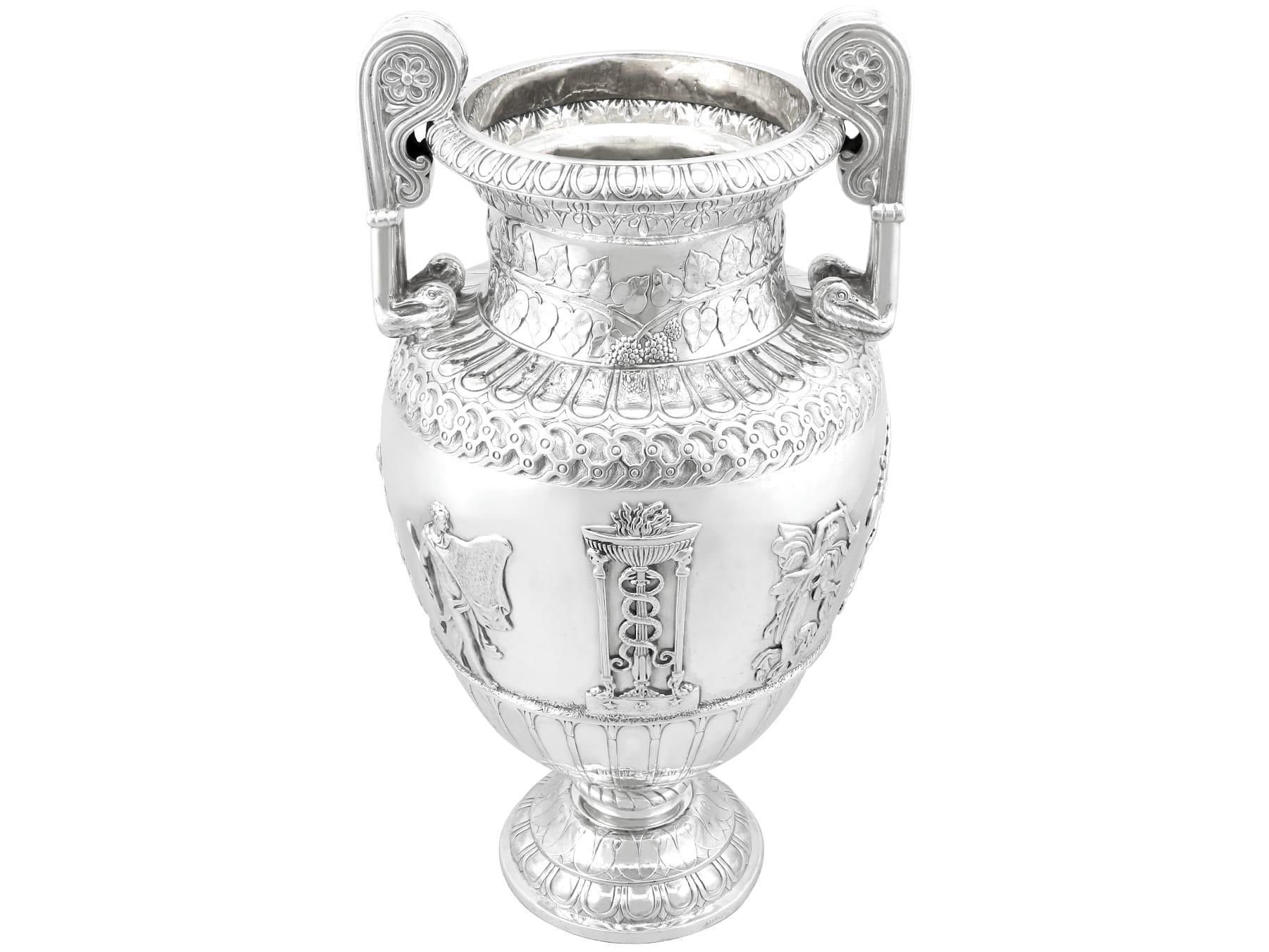 Antico vaso di presentazione / centrotavola vittoriano in argento sterling in vendita 11