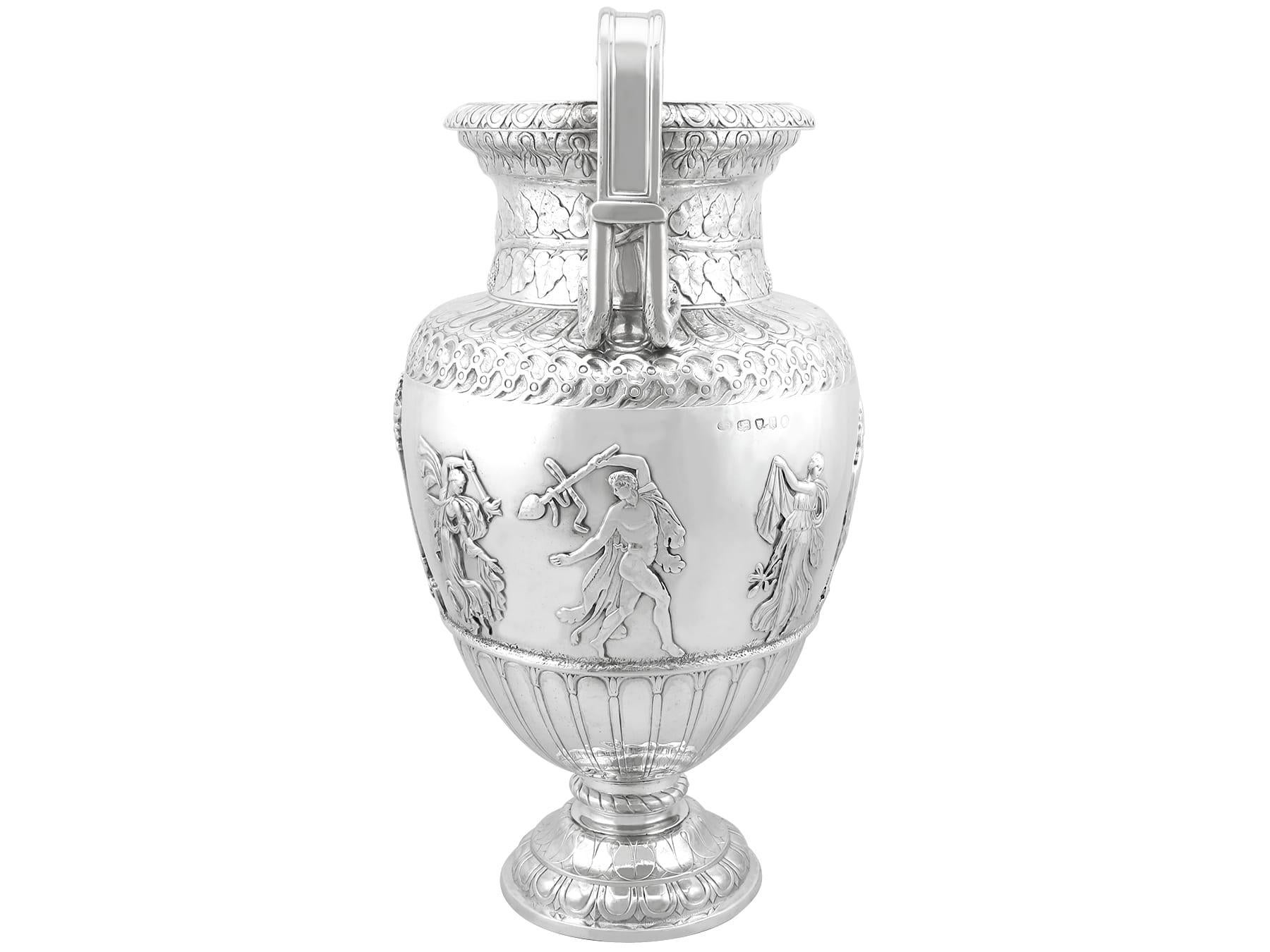 Un magnifico, raffinato e imponente vaso di presentazione / centrotavola in argento sterling di epoca vittoriana; un'aggiunta alla nostra collezione di argenteria ornamentale.

Questo magnifico, raffinato e imponente vaso antico vittoriano in