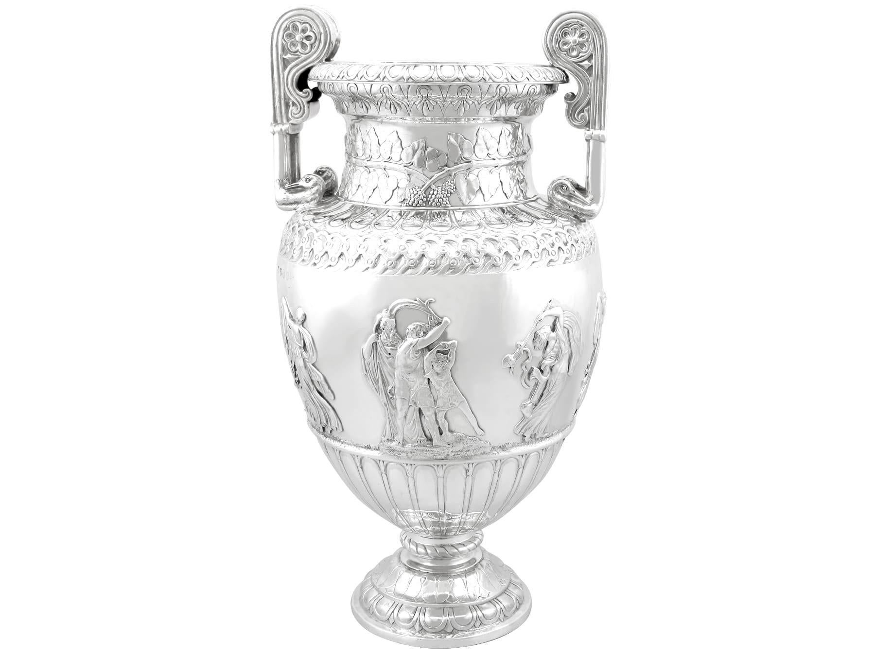 Antico vaso di presentazione / centrotavola vittoriano in argento sterling in vendita 13