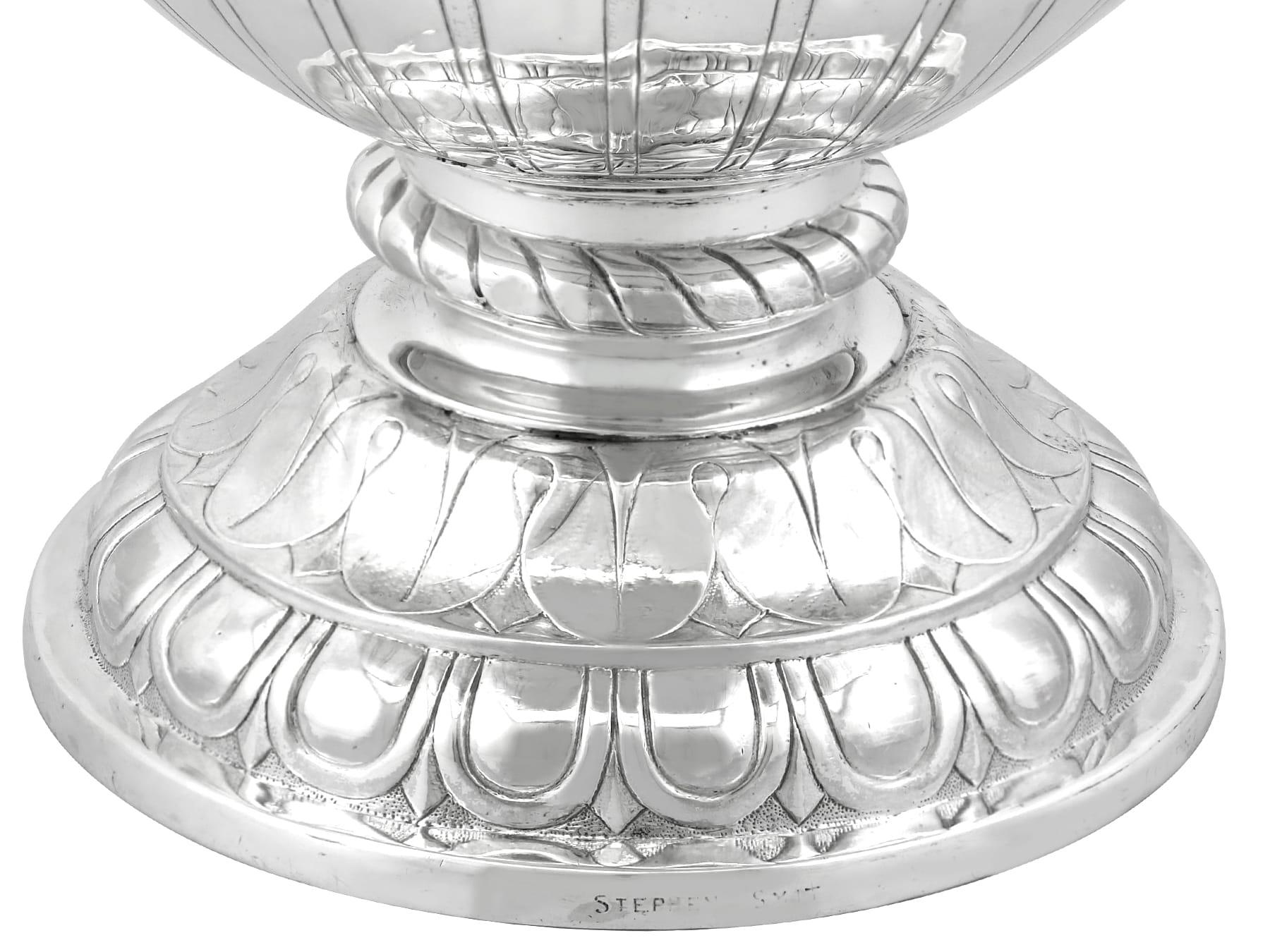 Inglese Antico vaso di presentazione / centrotavola vittoriano in argento sterling in vendita