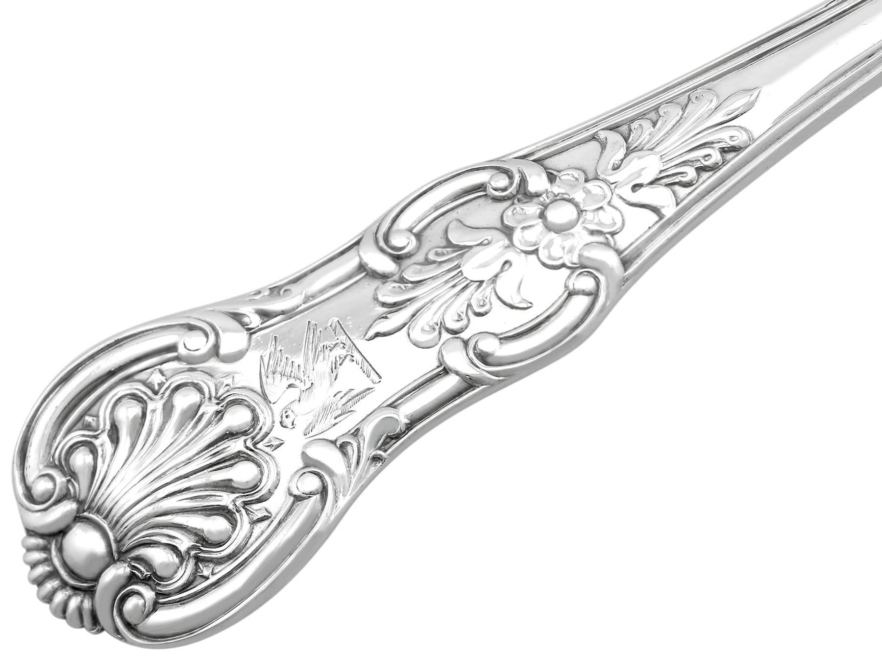 Antiguas cucharas de servir victorianas de plata de ley con motivo de reinas en venta 3