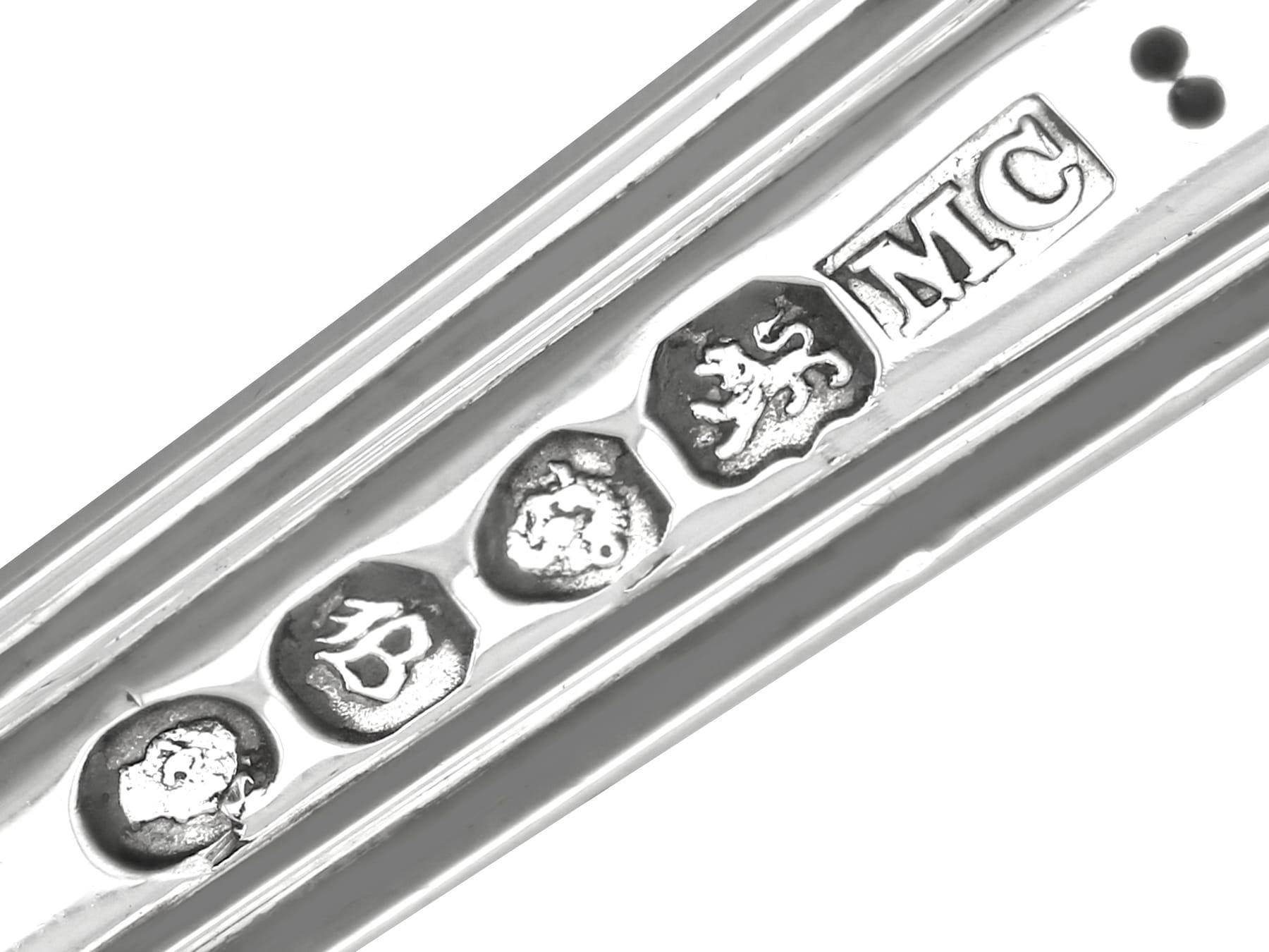 Antiguas cucharas de servir victorianas de plata de ley con motivo de reinas en venta 5