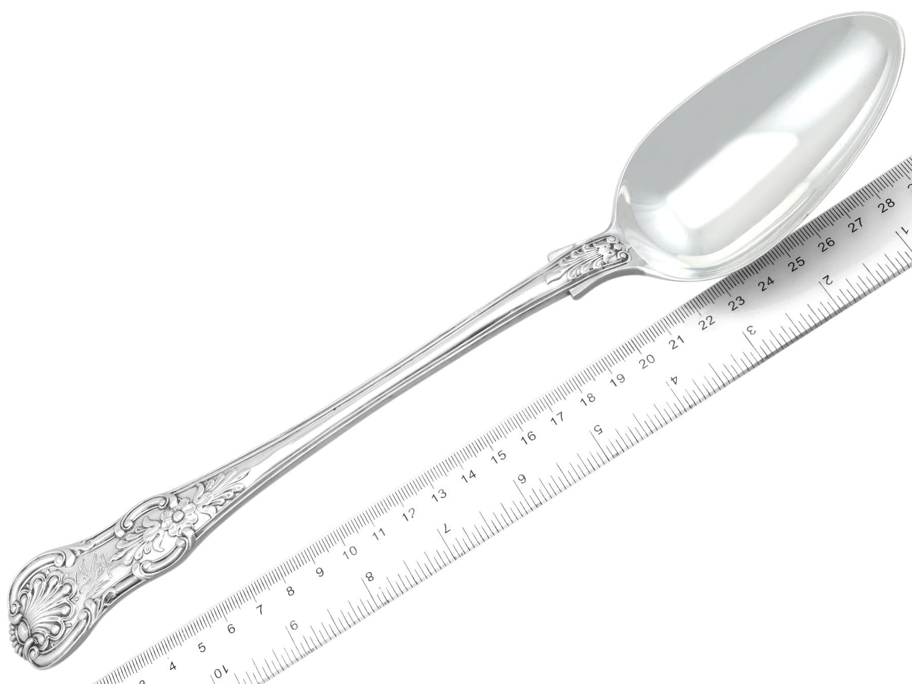 Antiguas cucharas de servir victorianas de plata de ley con motivo de reinas en venta 6