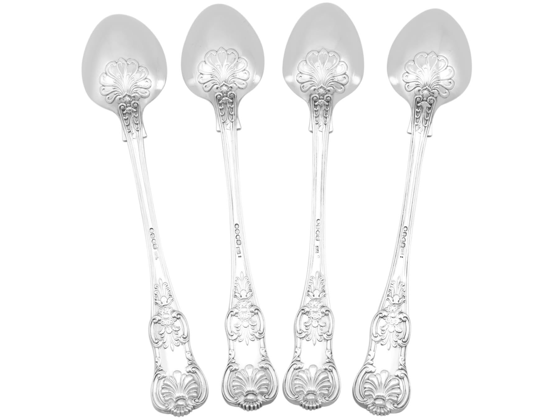 Excepcional, fino e impresionante juego de cuatro antiguas cucharas salseras victorianas de plata de ley, modelo Queens; una adición a nuestra colección de cubiertos de plata.

Este excepcional juego de cucharas antiguas de plata de ley ha sido