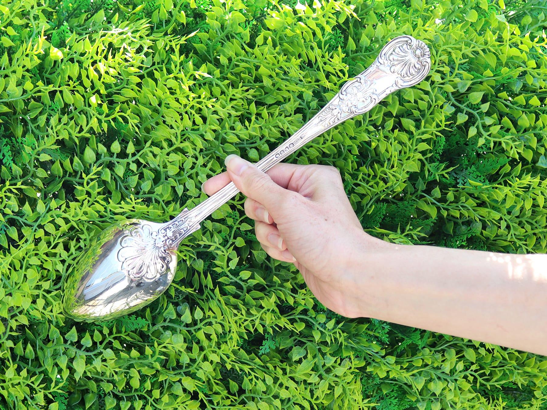 Antiguas cucharas de servir victorianas de plata de ley con motivo de reinas Victoriano en venta