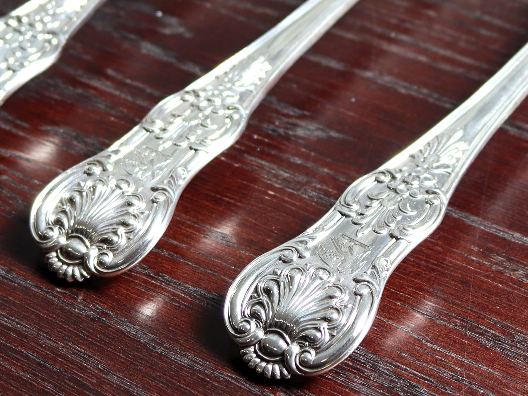 Antiguas cucharas de servir victorianas de plata de ley con motivo de reinas Inglés en venta