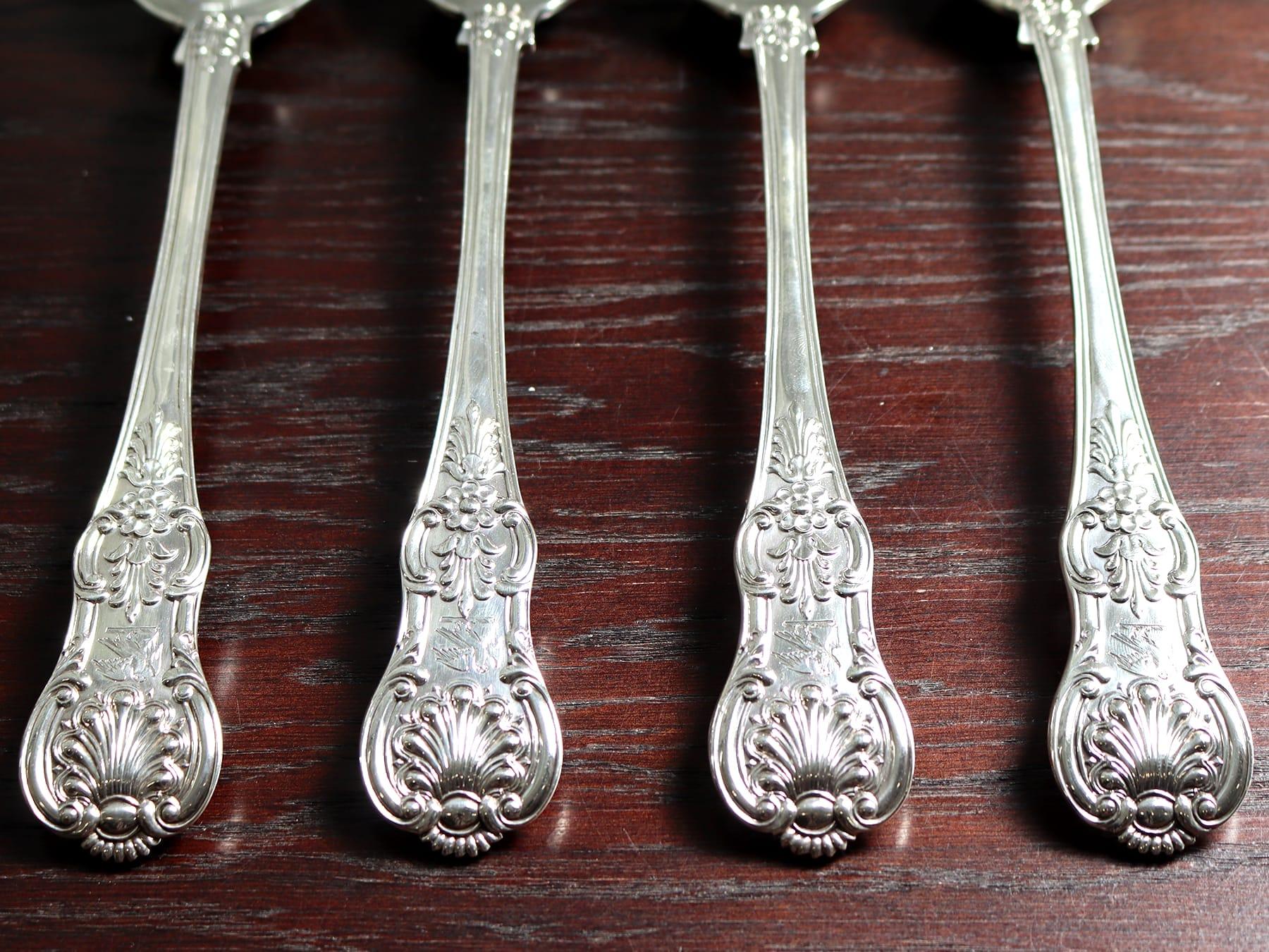Antiguas cucharas de servir victorianas de plata de ley con motivo de reinas en Excelente estado para la venta en Jesmond, Newcastle Upon Tyne