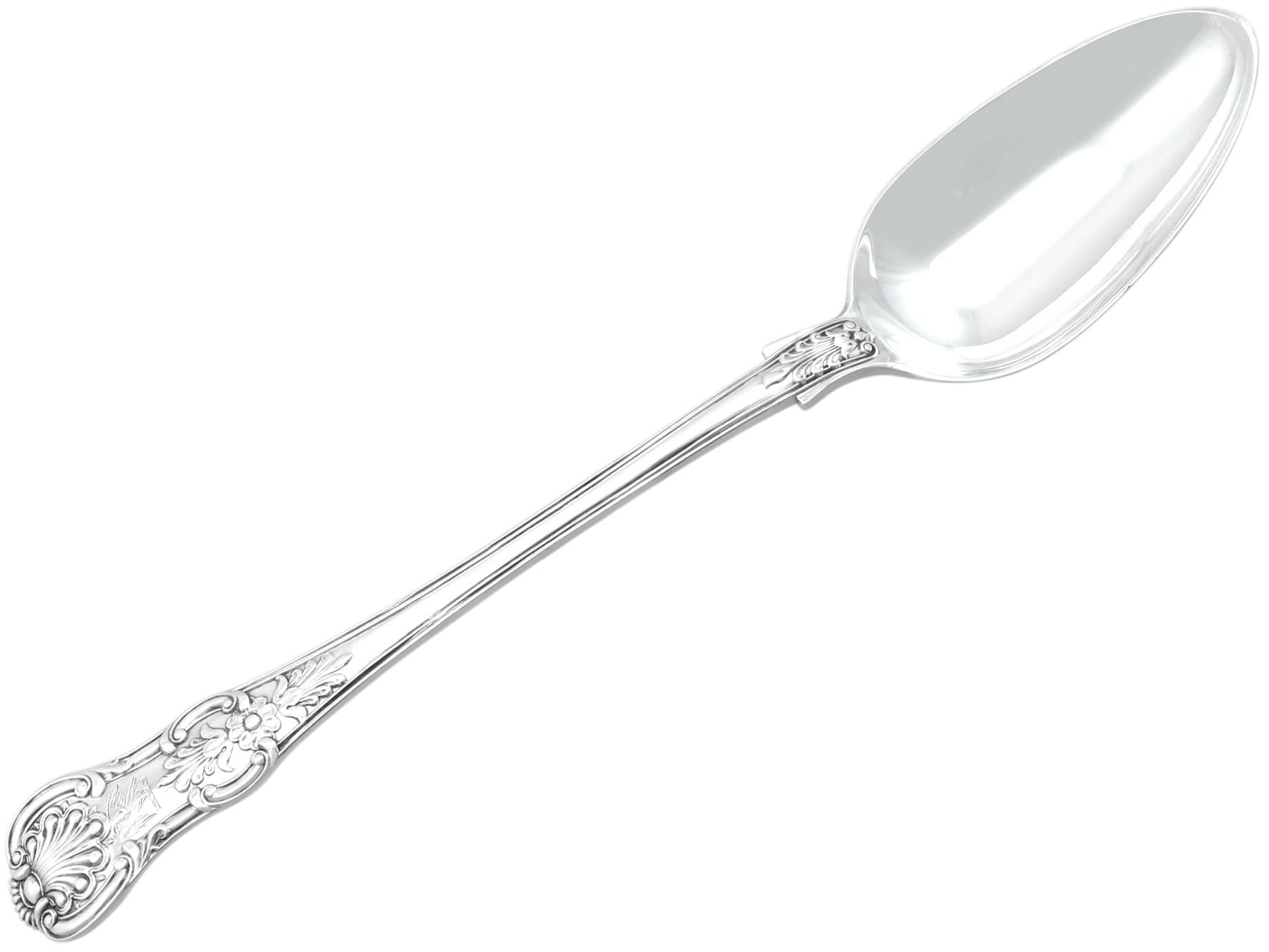 Antiguas cucharas de servir victorianas de plata de ley con motivo de reinas Mediados del siglo XIX en venta