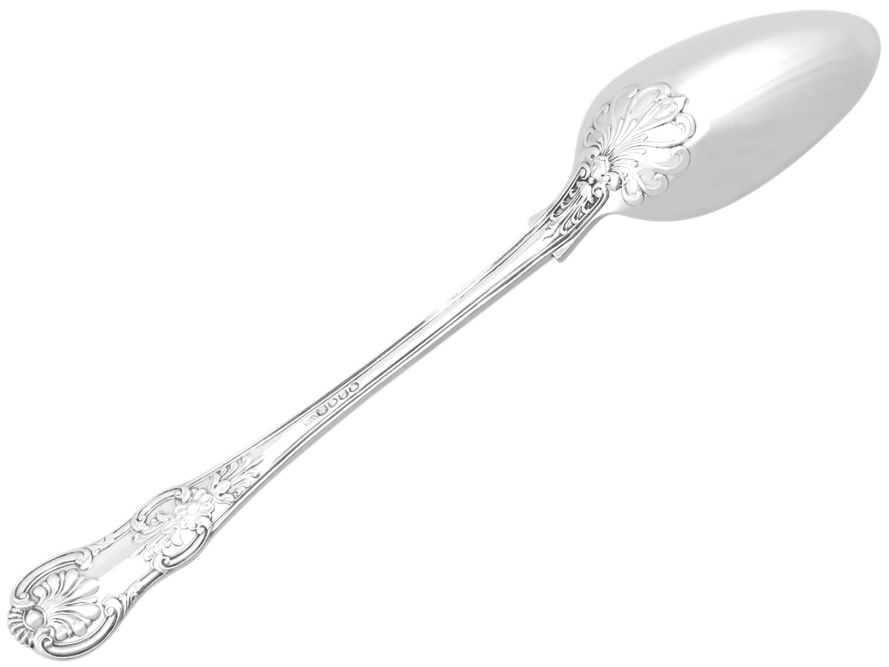 Antiguas cucharas de servir victorianas de plata de ley con motivo de reinas en venta 1