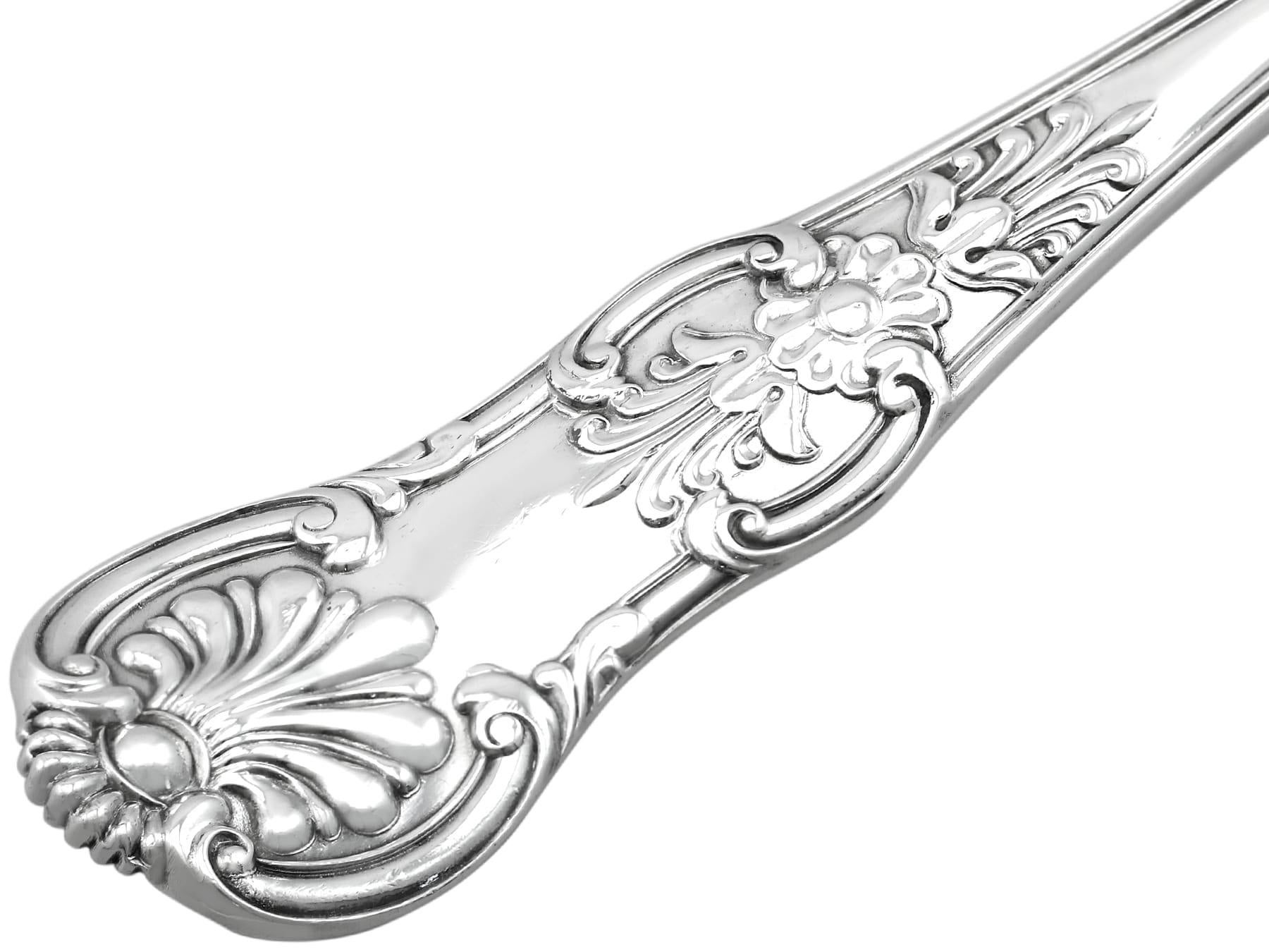 Antiguas cucharas de servir victorianas de plata de ley con motivo de reinas en venta 2