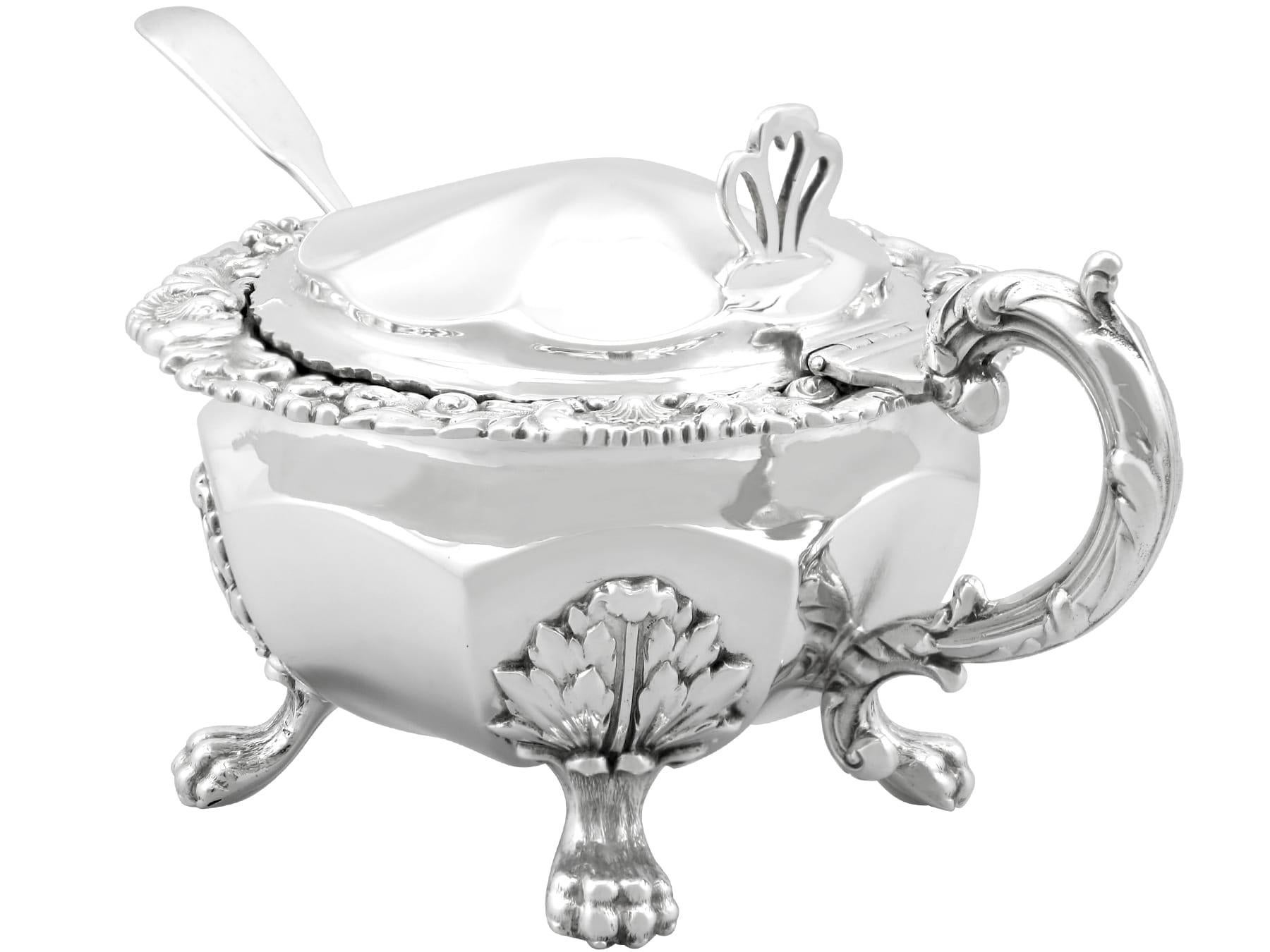 Anglais Antique pot à moutarde de style Régence en argent sterling victorien (1840) en vente