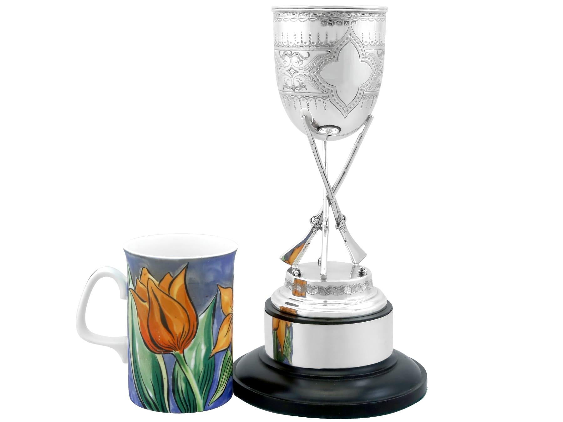 Coupe de présentation victorienne ancienne en argent sterling avec fusil (1868) en vente 6