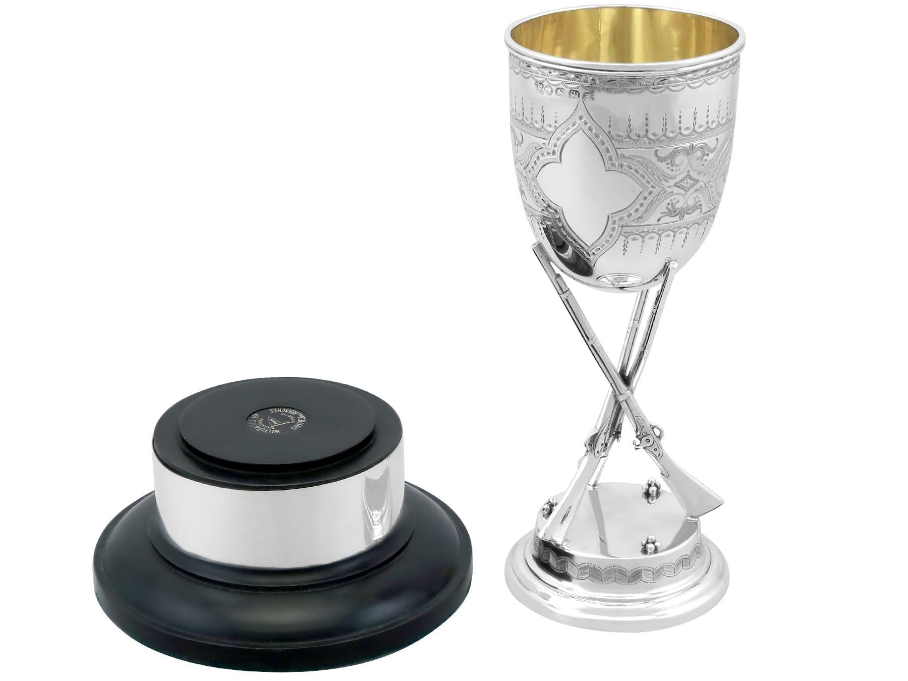 Anglais Coupe de présentation victorienne ancienne en argent sterling avec fusil (1868) en vente