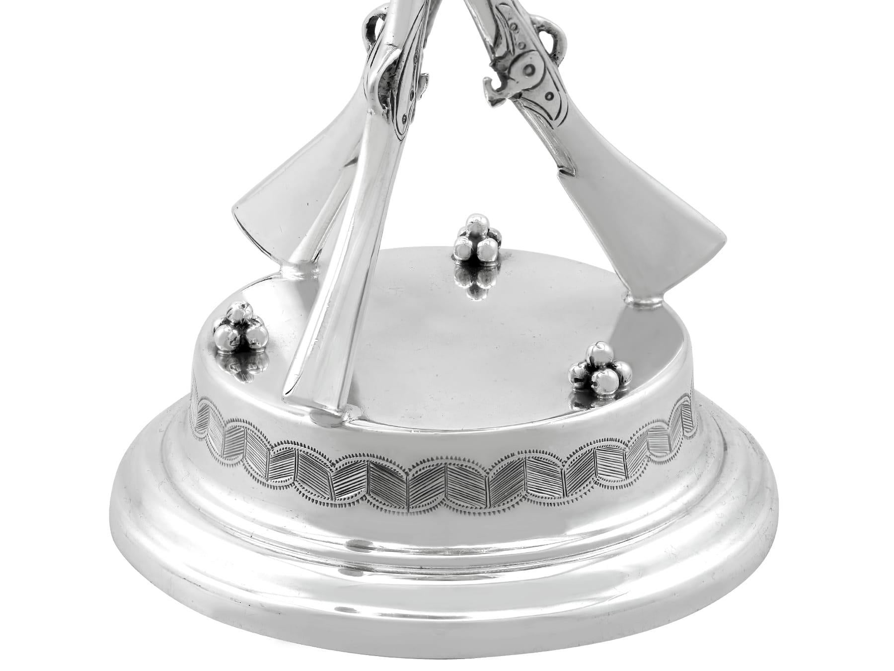 Coupe de présentation victorienne ancienne en argent sterling avec fusil (1868) Excellent état - En vente à Jesmond, Newcastle Upon Tyne