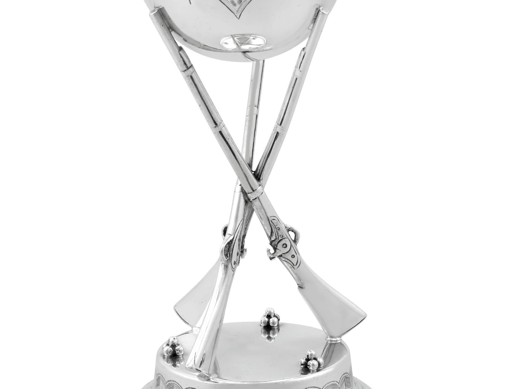 Milieu du XIXe siècle Coupe de présentation victorienne ancienne en argent sterling avec fusil (1868) en vente