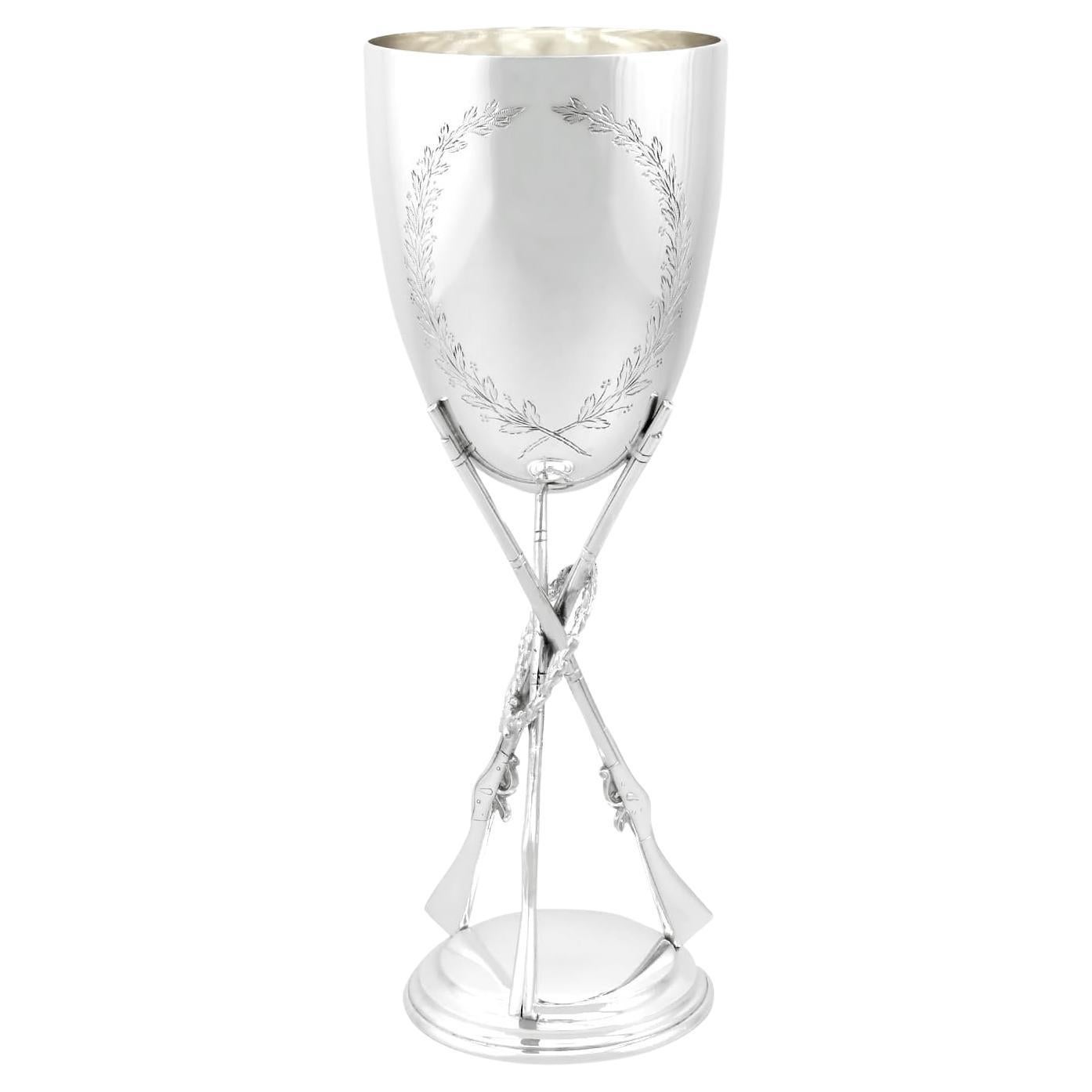 Coupe de présentation victorienne ancienne en argent sterling avec fusil (1885) en vente