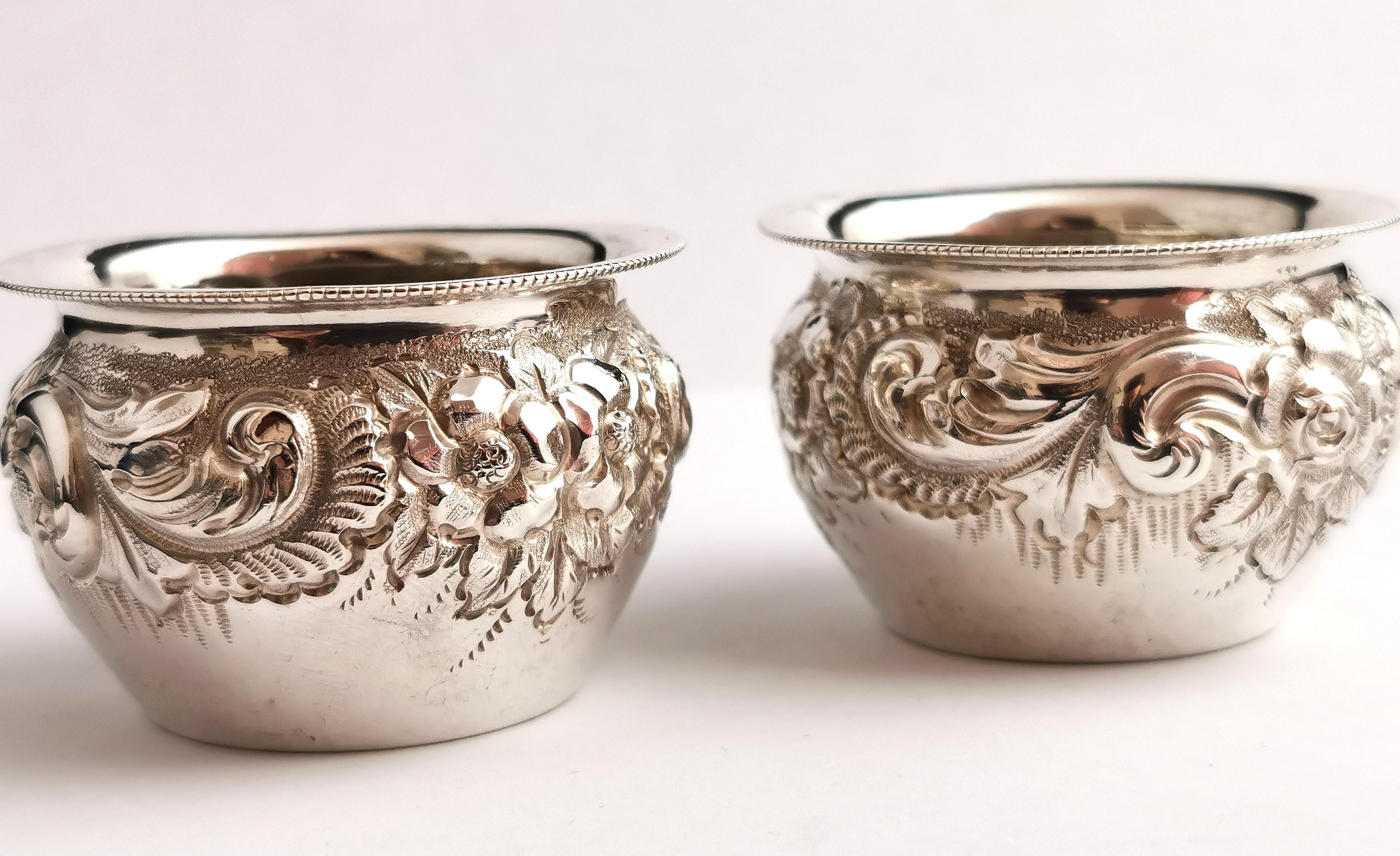 Antique Victorian Sterling Silver Salts, Repousse In Good Condition In NEWARK, GB