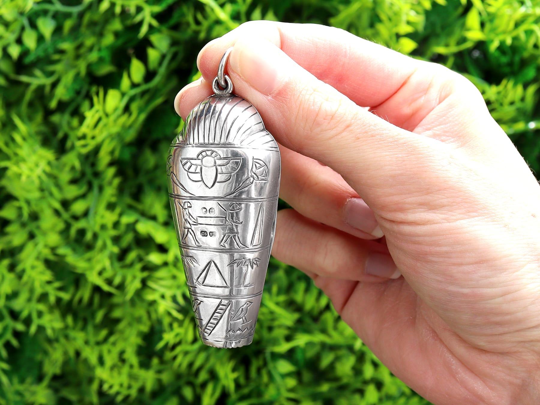 Victorian Sterling Silver Sarcophagus Vesta Case In Excellent Condition For Sale In Jesmond, Newcastle Upon Tyne