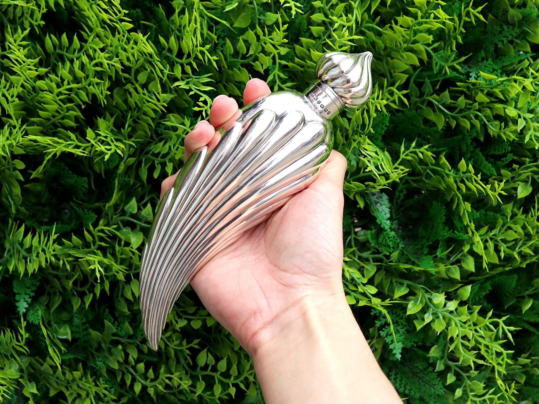 Une exceptionnelle, fine et impressionnante flasque parfumée en argent sterling anglais de l'époque victorienne ; un ajout à notre collection d'argenterie de l'époque victorienne.

Cette exceptionnelle, fine et impressionnante flasque parfumée en