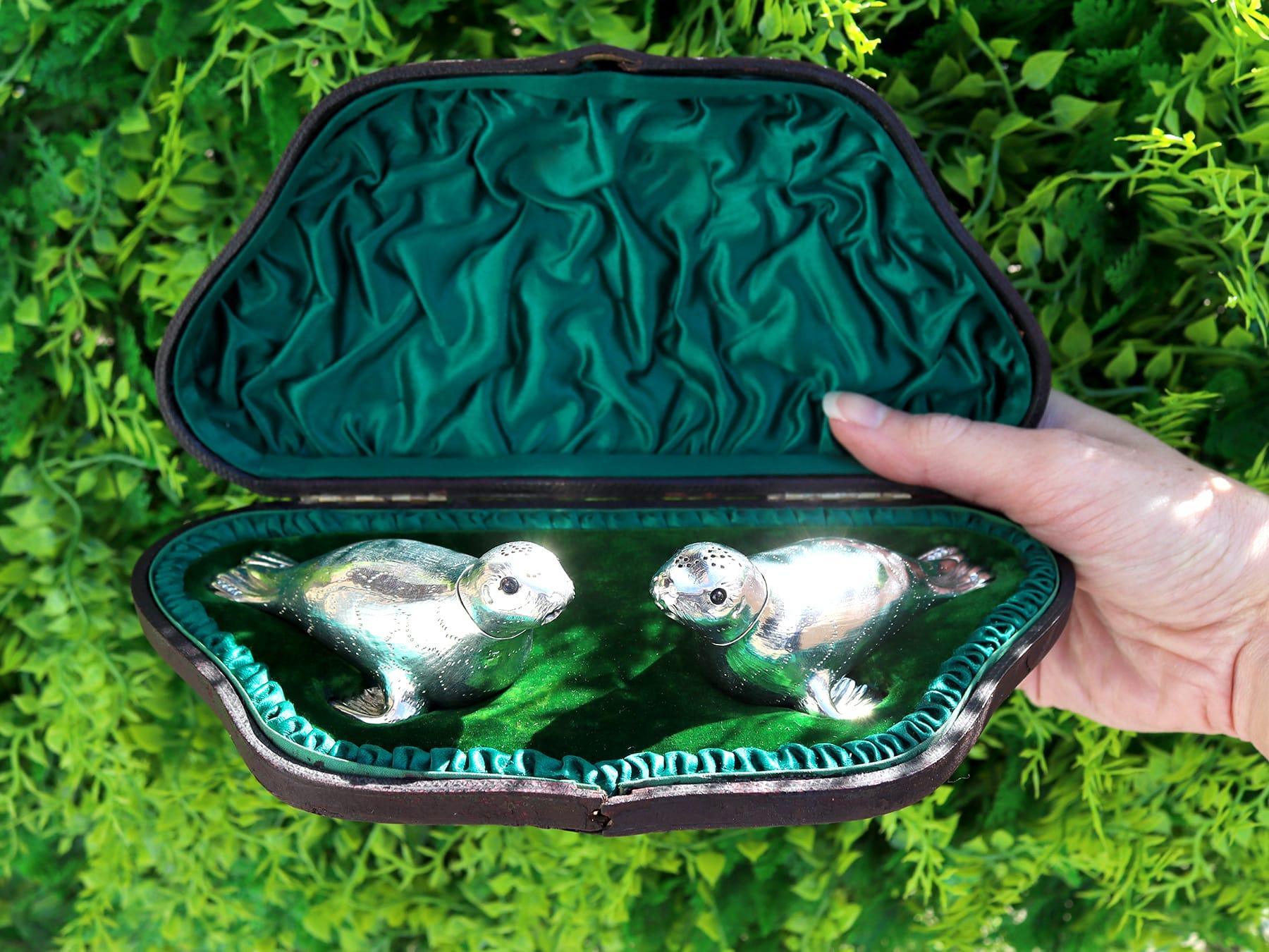Un par excepcional, fino e impresionante, y raro, de antiguos pimientos de sello ingleses victorianos de plata de ley; una adición a nuestra colección de vinagreras/condimentos de plata del siglo XIX.

Estos excepcionales y raros pimientos antiguos