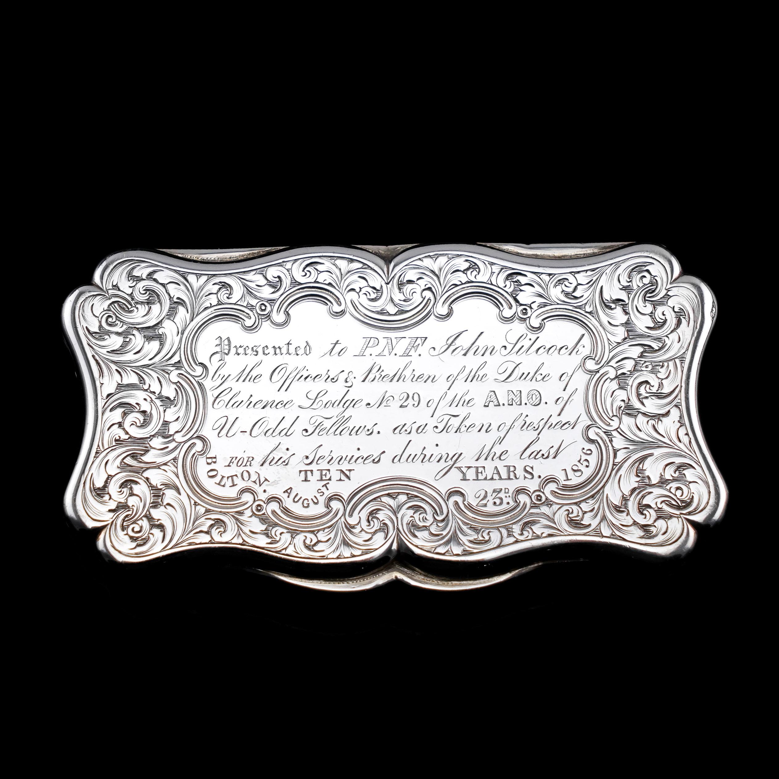 Antique Victorian Sterling Silver Snuff Box with Fine Engravings - 1850 In Good Condition In London, GB