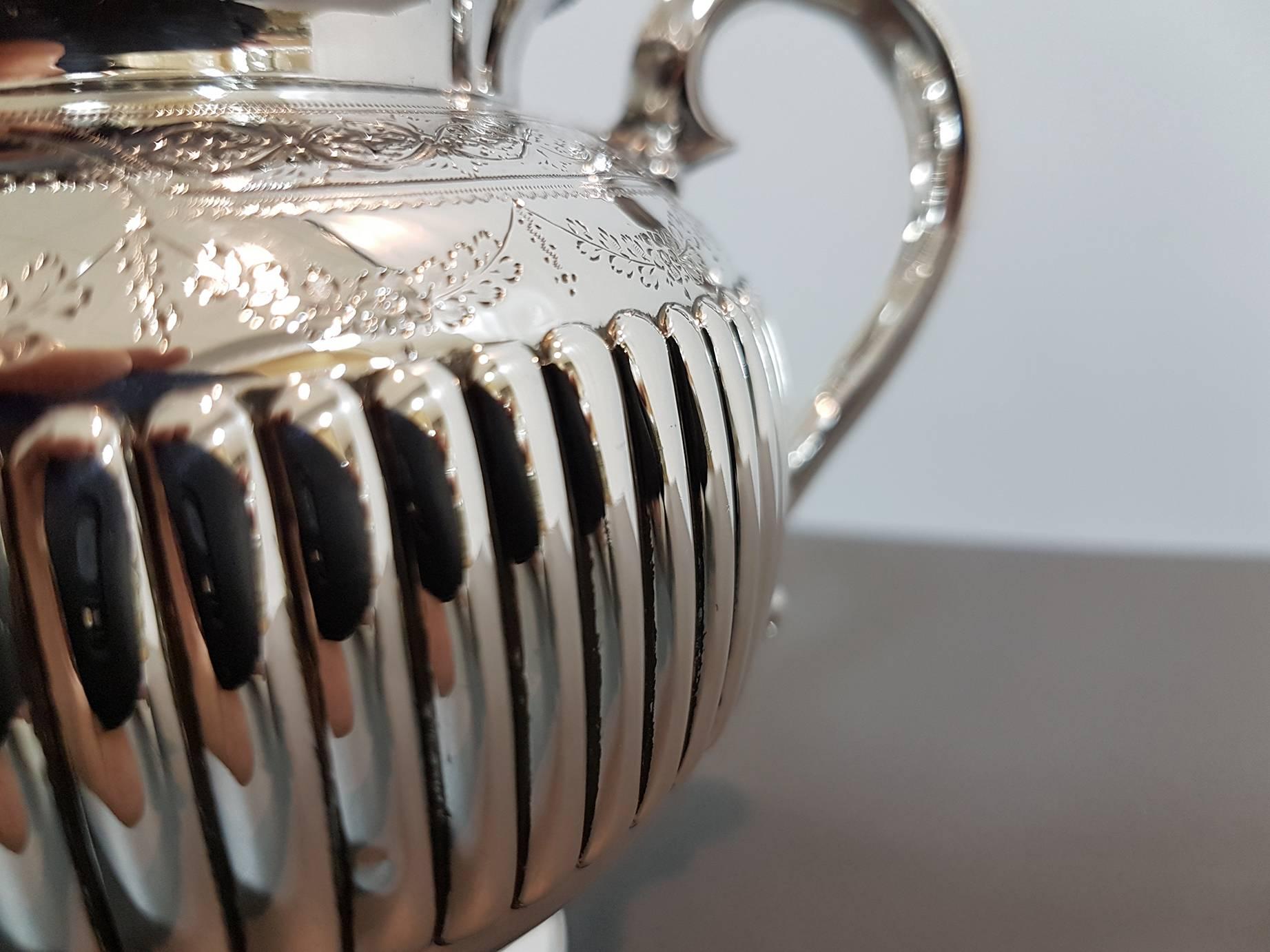 Antique Victorian Sterling Silver Sugar Bowl with Half Fluted Decorations In Excellent Condition In VALENZA, IT