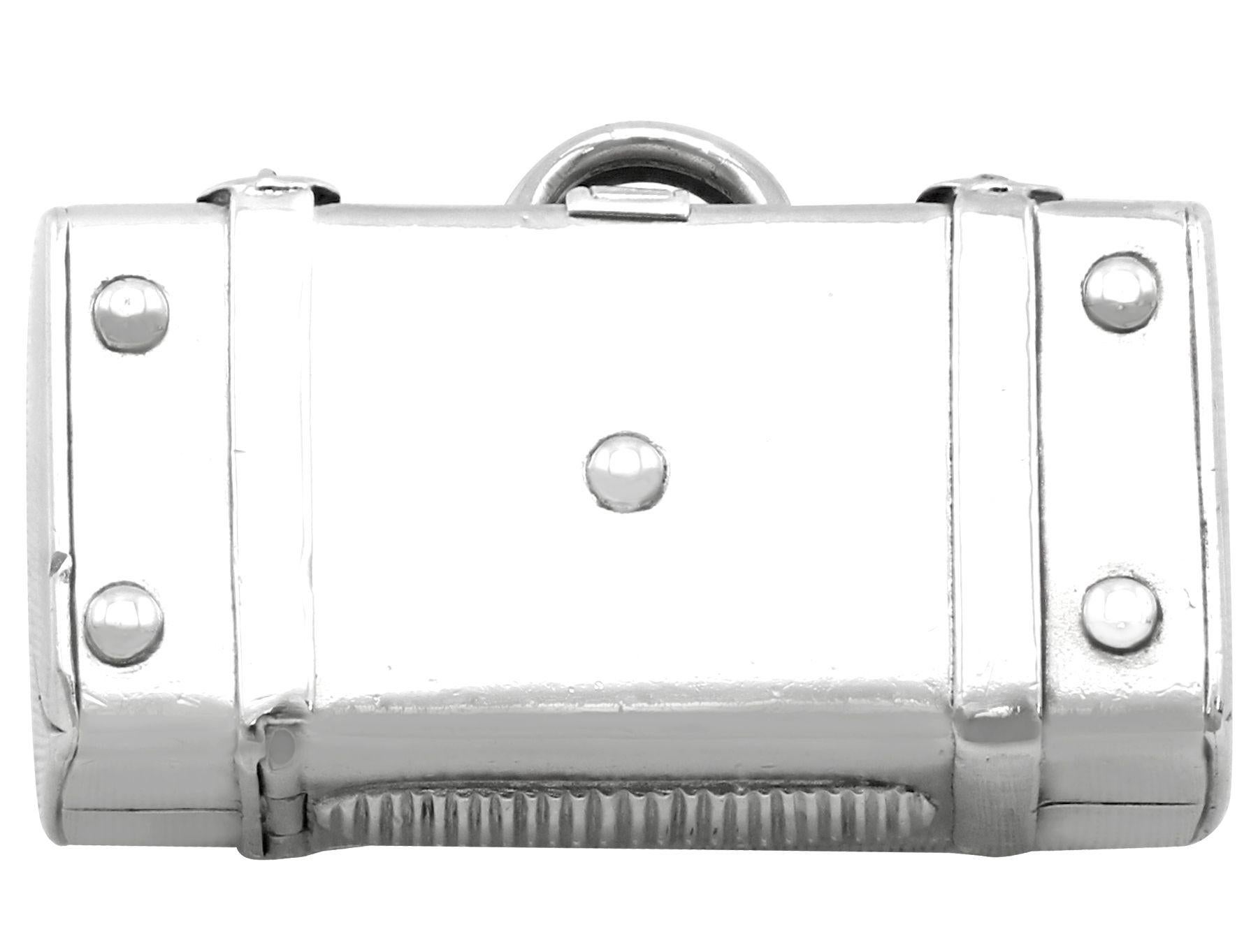 An exceptional, fine and impressive, rare antique Victorian English sterling silver vesta case in the form of a suitcase; an addition to our Victorian silverware collection

This exceptional antique Victorian sterling silver vesta case is