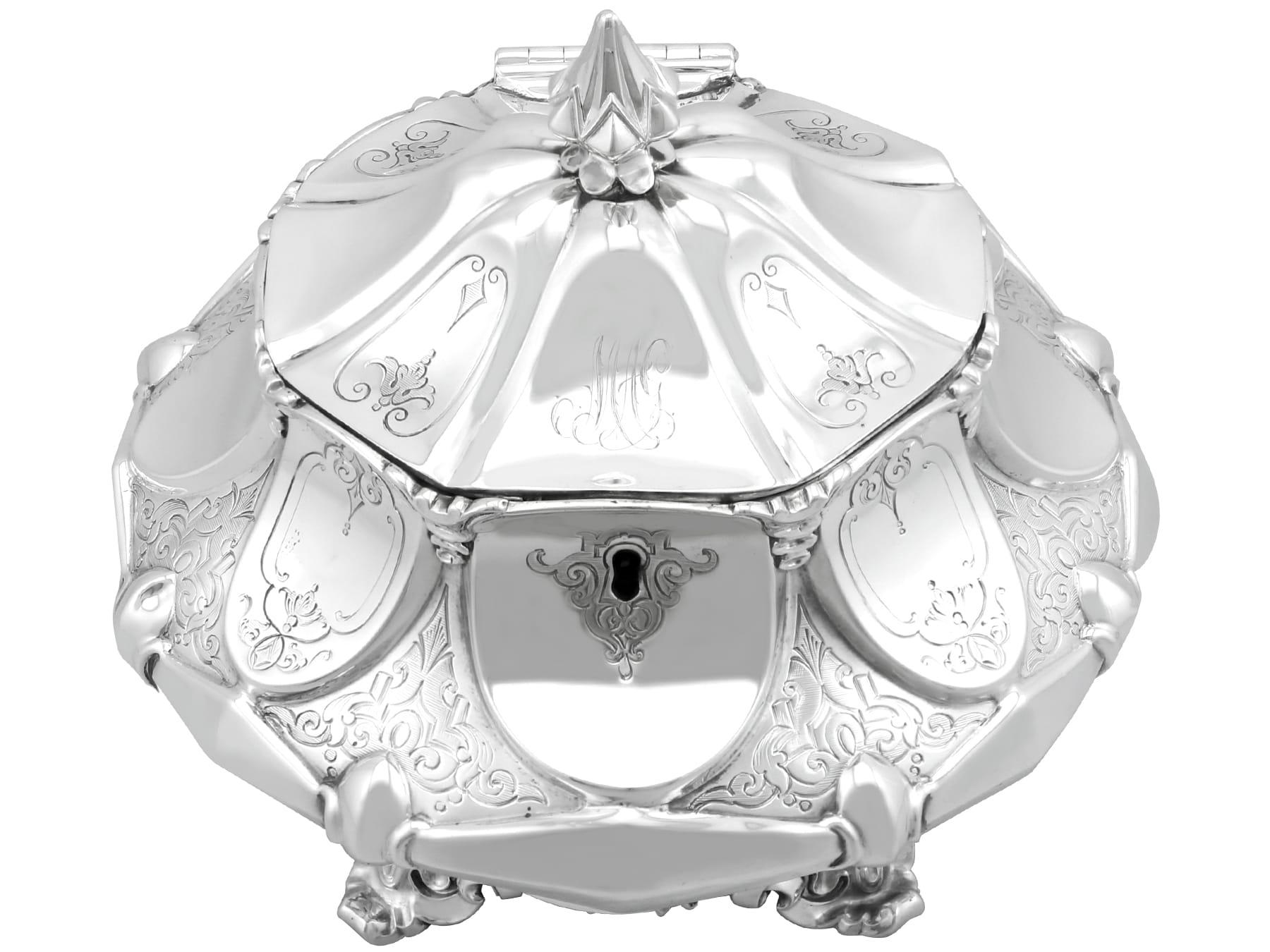 Un'eccezionale, raffinata e imponente scatola da tè in argento massiccio dell'epoca vittoriana; un'aggiunta alla nostra collezione di servizi da tè in argento.

Questo eccezionale porta tè d'epoca vittoriana in argento sterling ha una forma ovale