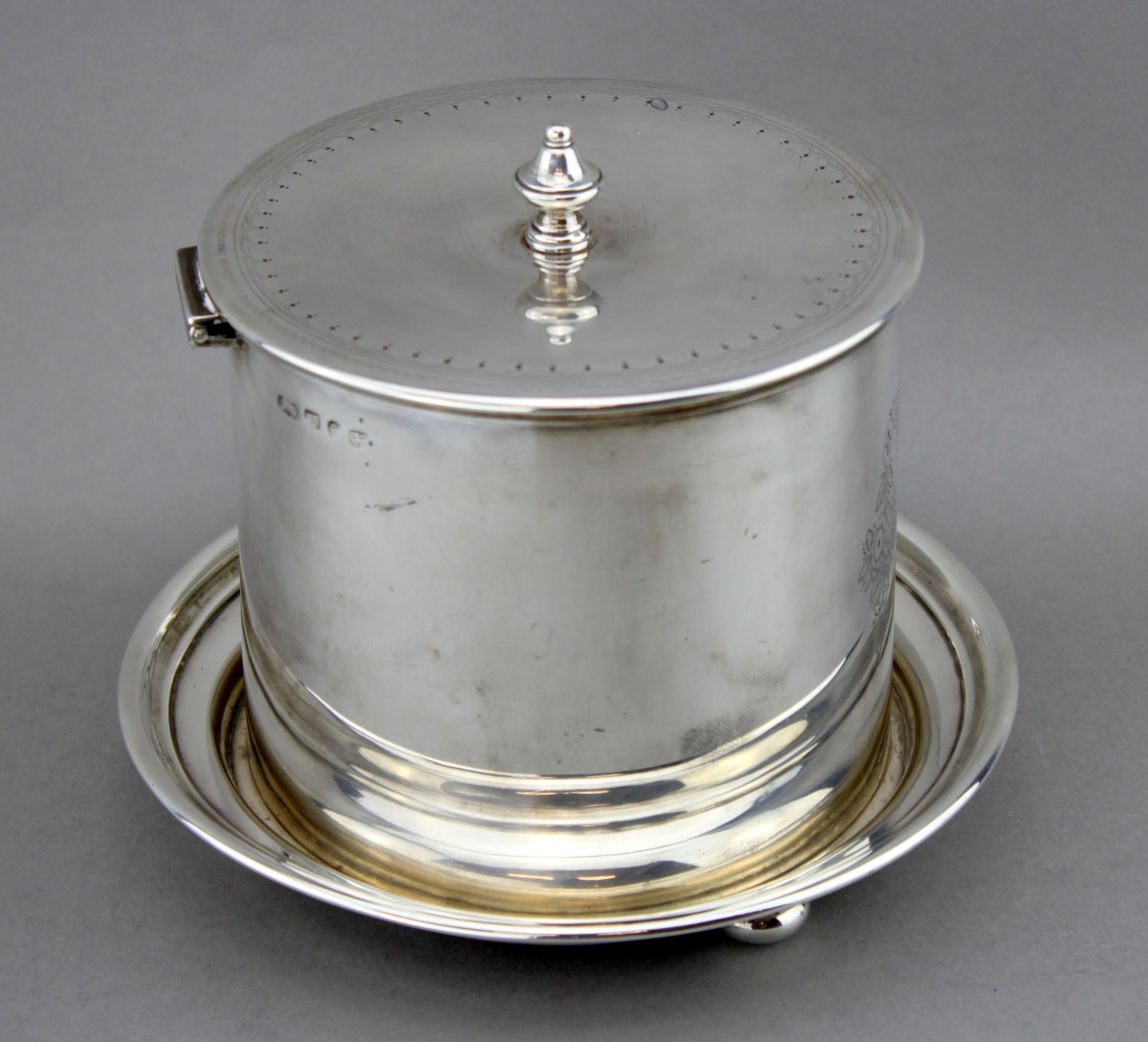 An antique Victorian sterling silver tea caddy
Maker: Elkington & Co Ltd
Mae in Birmingham 1892
Fully hallmarked.

Dimensions:
Diameter 18.5 cm
Height 15.5 cm
Weight: 682 grams

Condition: Surface wear and tear from general usage, small