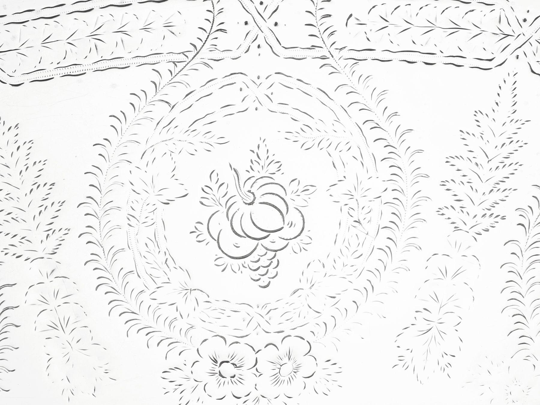 Fine XIX secolo Antico vassoio da tè vittoriano in argento sterling di Walter and John Barnard in vendita