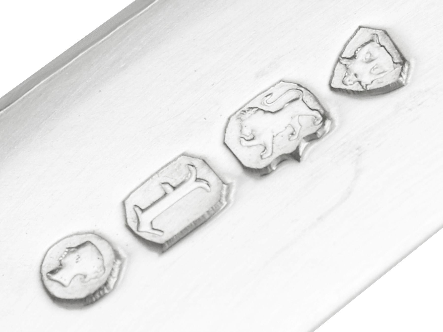 Service à thé victorien trois pièces en argent sterling en vente 8