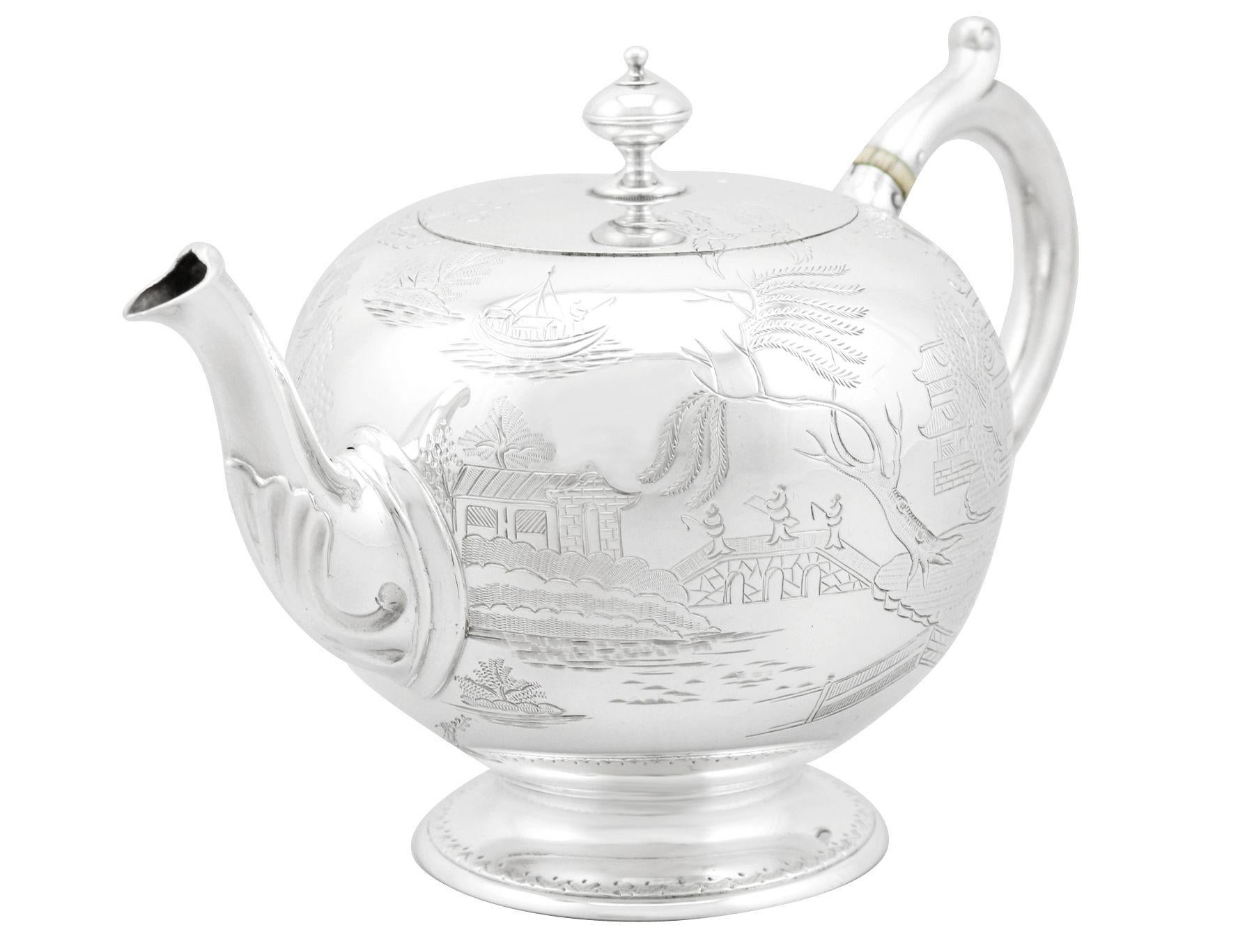 Milieu du XIXe siècle Service à thé victorien ancien de trois pièces en argent sterling en vente