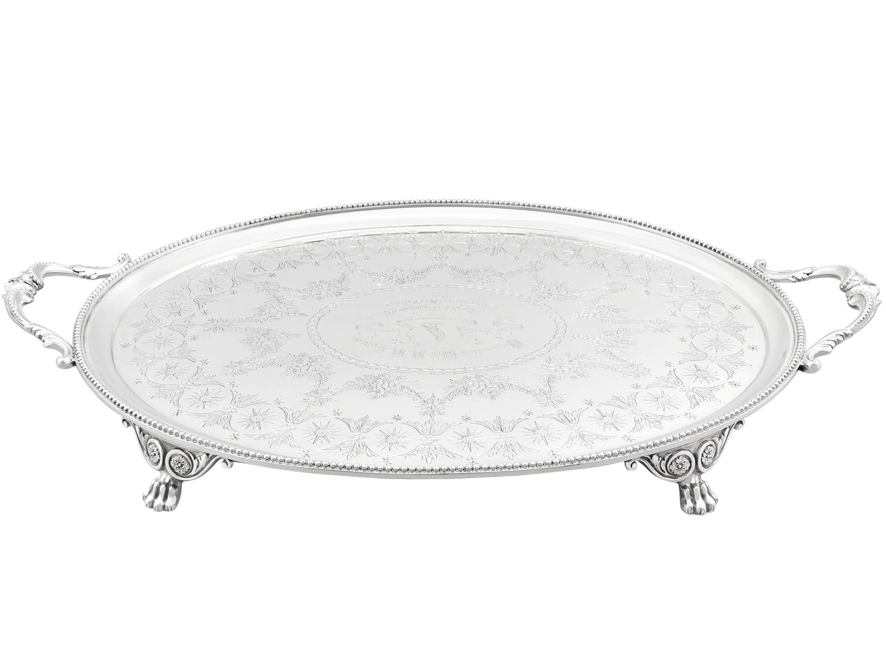 Ein außergewöhnliches, feines und beeindruckendes antikes viktorianisches englisches Sterlingsilber-Tablett mit Griffen - in einer Schachtel; eine Ergänzung zu unserer Sammlung von silbernen Serviertabletts.

Dieses außergewöhnliche antike