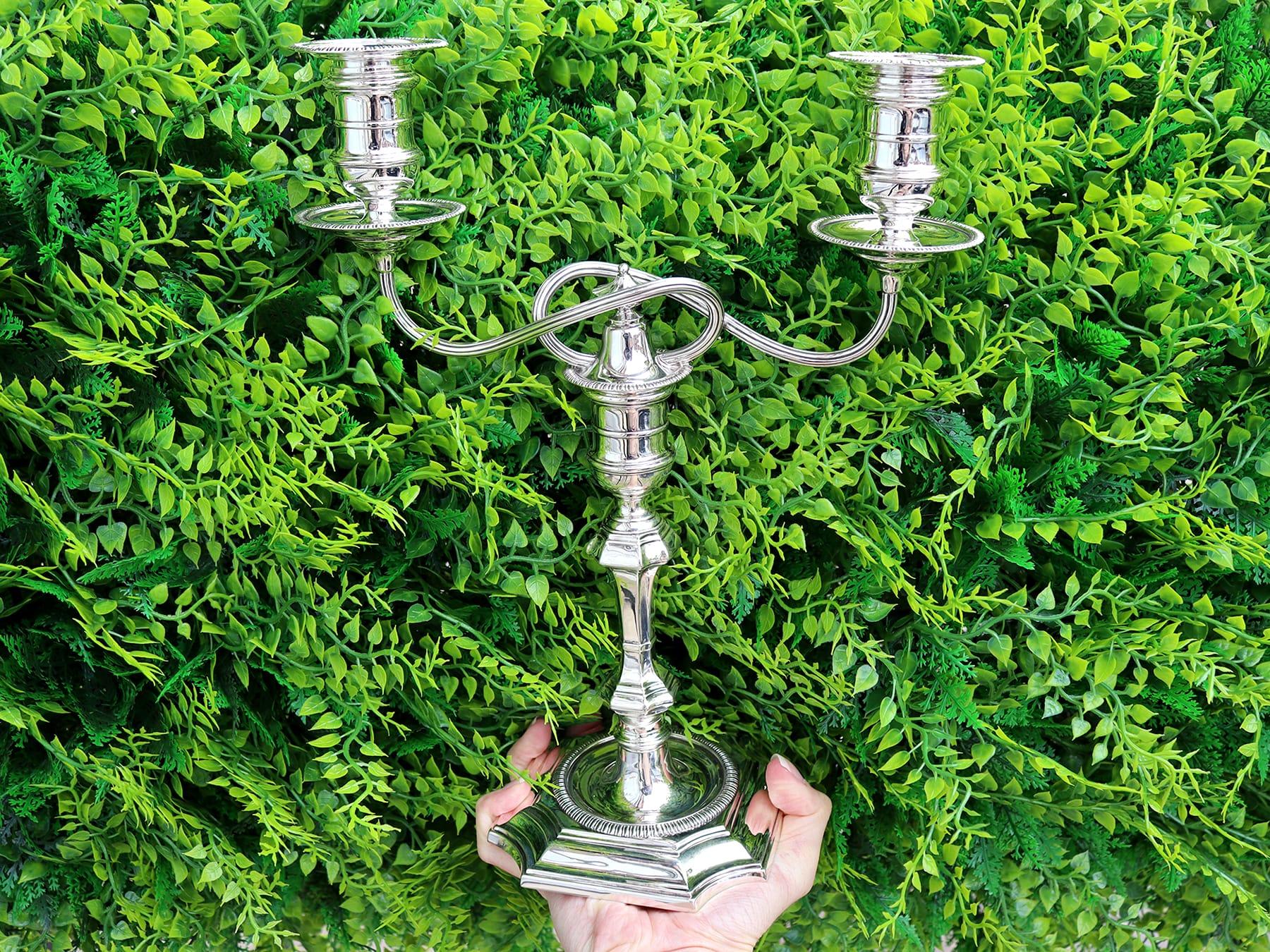 Un'eccezionale, raffinata e imponente coppia di antichi candelabri a due luci in argento sterling di epoca vittoriana; un'aggiunta alla nostra collezione di argenteria vittoriana.

Questi eccezionali candelabri antichi vittoriani in argento sterling