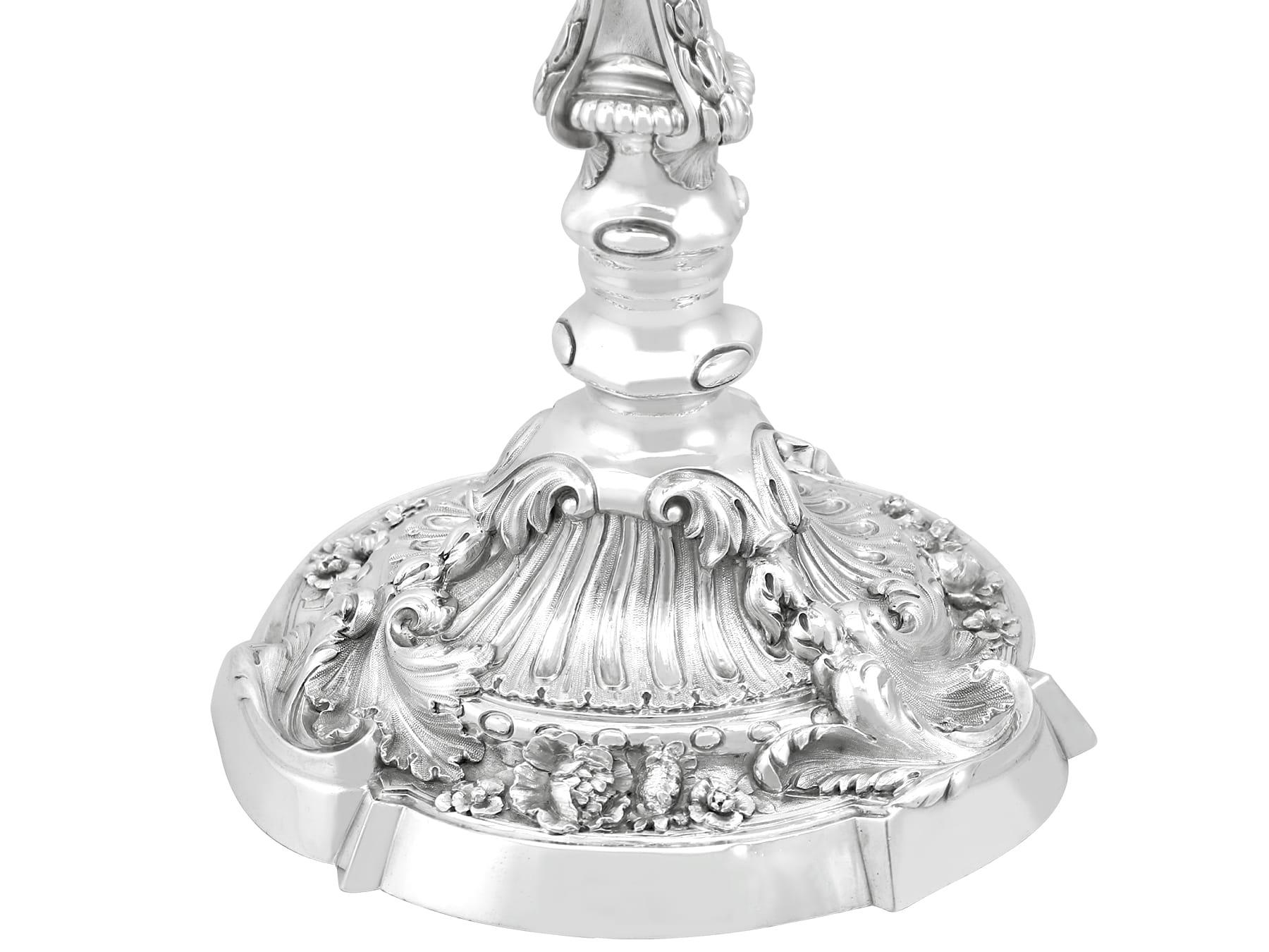 Milieu du XIXe siècle Candélabre victorien en argent sterling à deux lumières  en vente