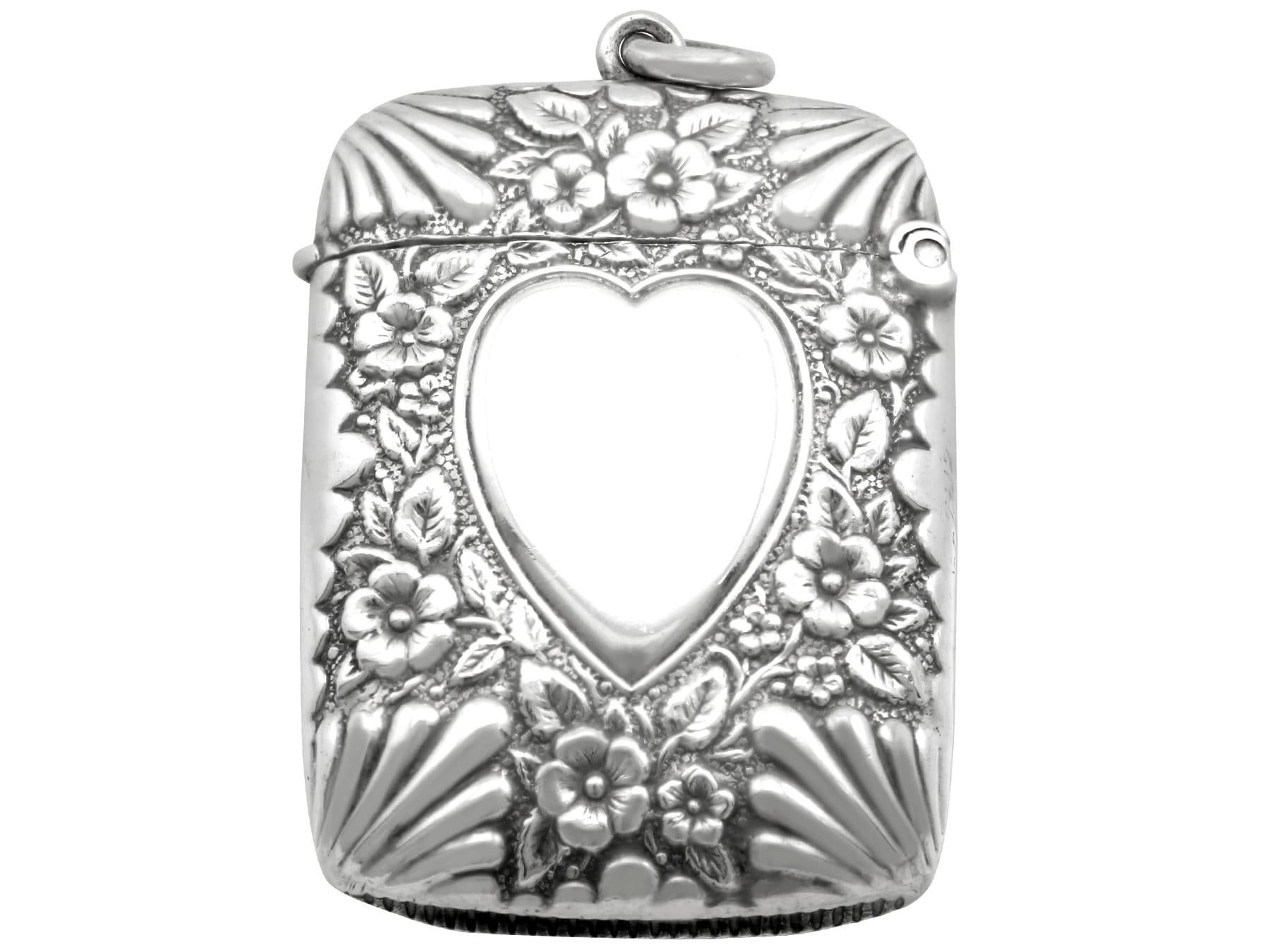 Un'eccezionale, raffinata e imponente vestaglia antica vittoriana in argento sterling con interesse per la famiglia reale; un'aggiunta alla nostra collezione di argenteria antica.

Questo antico astuccio per vesta in argento sterling di epoca