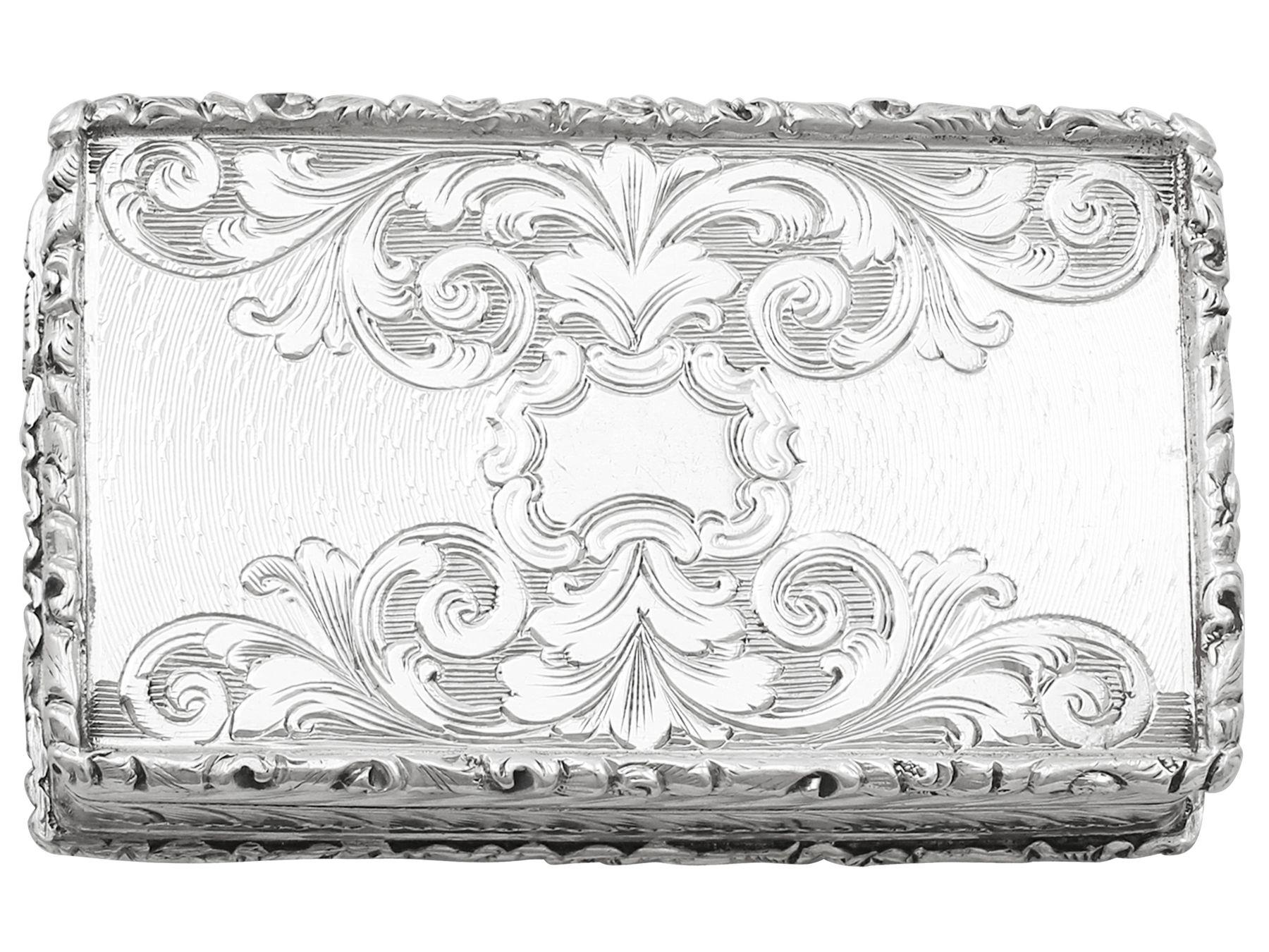 Una excepcional, fina e impresionante vinagrera antigua victoriana inglesa de plata de ley con forma de castillo que representa la Abadía de Westminster; una adición a nuestra colección de cajas de colección.

Esta excepcional vinagrera victoriana