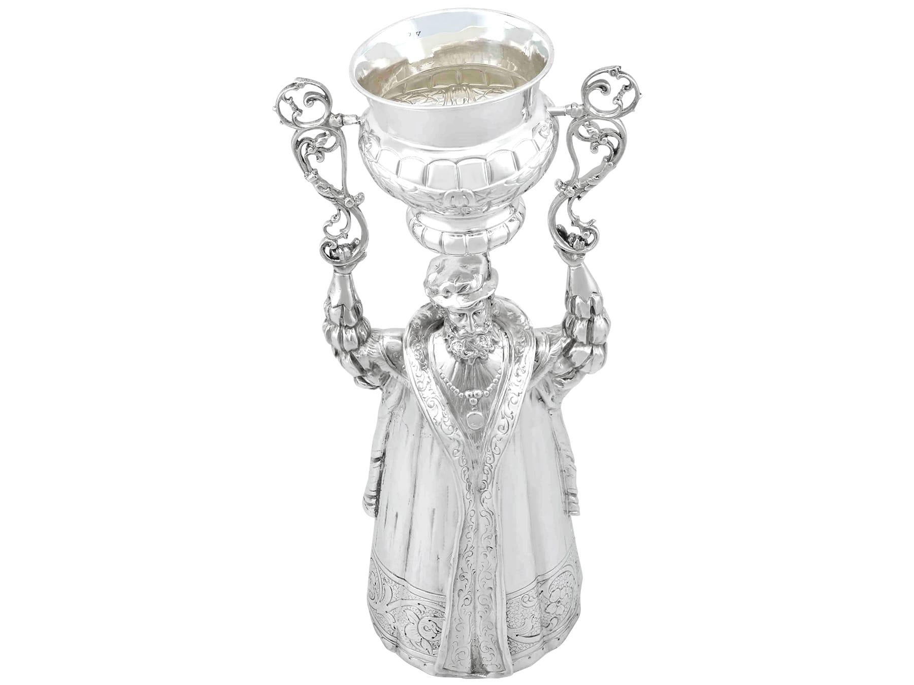 Un'eccezionale, raffinata e imponente coppa da scommessa in argento sterling di epoca vittoriana; un'aggiunta alla nostra variegata collezione di argenteria da collezione.

Questa eccezionale e insolita coppa da scommessa* in argento vittoriano è