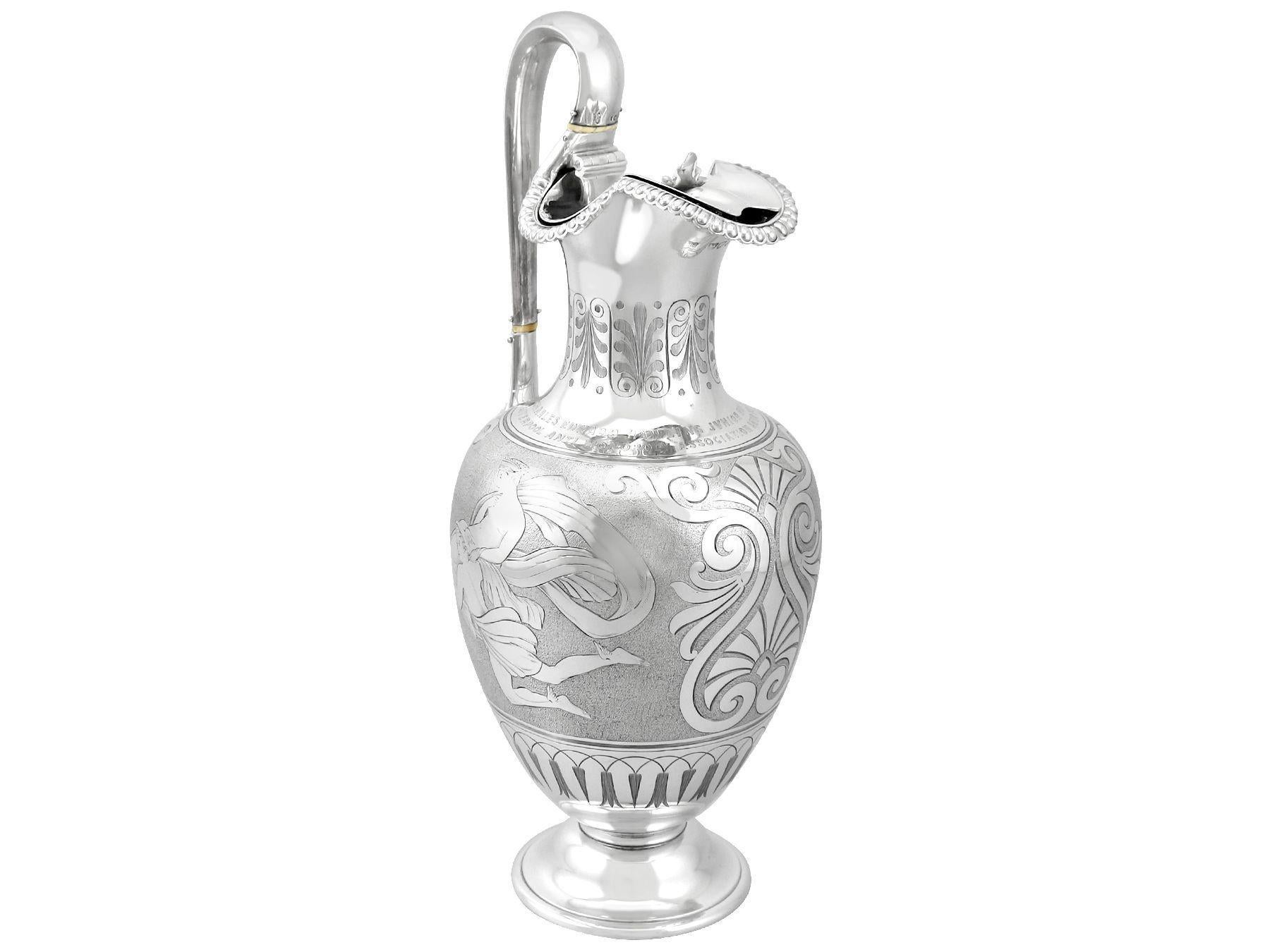 Una excepcional, fina e impresionante jarra/jarra de agua antigua victoriana de plata de ley; forma parte de nuestra colección de platería de mesa antigua.

Esta excepcional jarra de agua de plata de ley tiene forma de balaustre sobre un pie