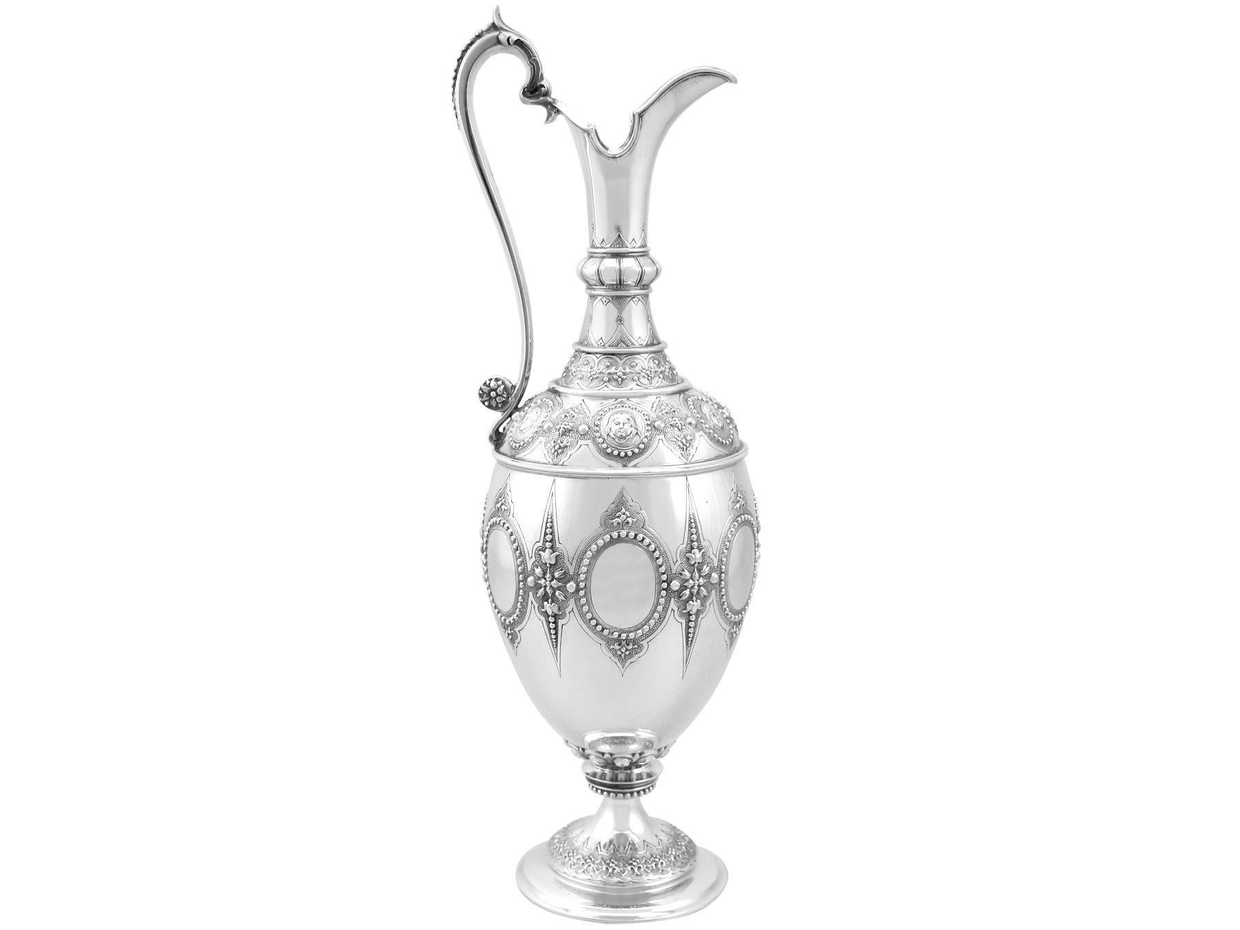 A magnificent, fine and impressive antique Victorian English sterling silver wine/water jug - boxed; an addition to our diverse wine and drinks related collection

This magnificent antique Victorian sterling silver jug has a bulbous rounded